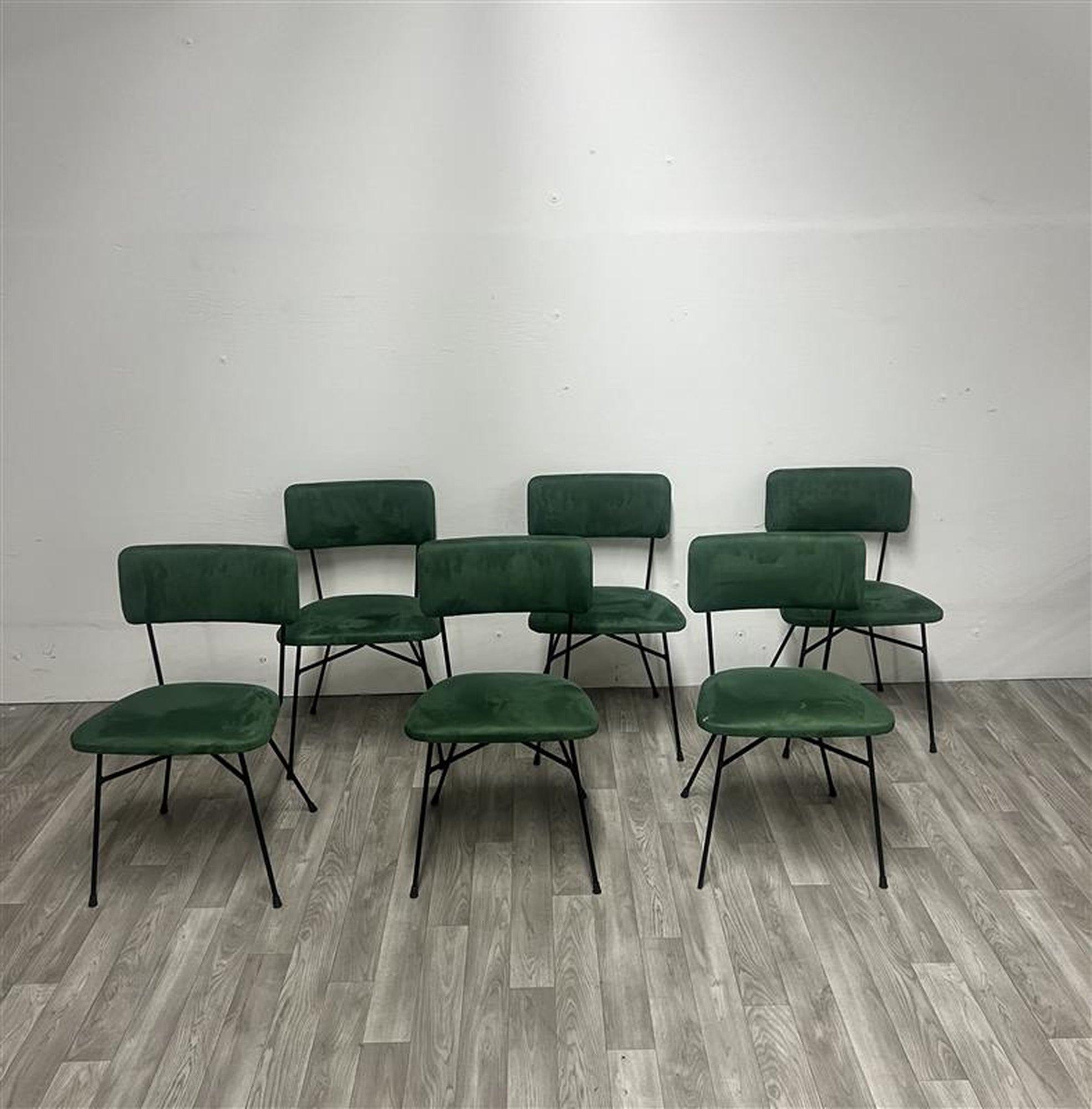 6 italienische Stühle aus grünem Alcantara-Stoff der Jahrhundertmitte, mod. Elettra von Studio BBPR für Arflex, 1960er Jahre.
Quadratischer Sitz und geschwungene rechteckige Rückenlehne aus waldgrünem Alcantara-Stoff. Die Struktur besteht aus