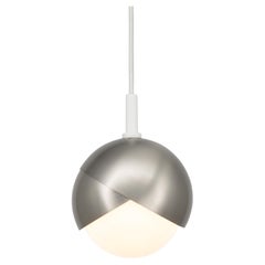 Lampe à suspension Benedict en nickel satiné, manteau en poudre blanche, cordon blanc, petit modèle