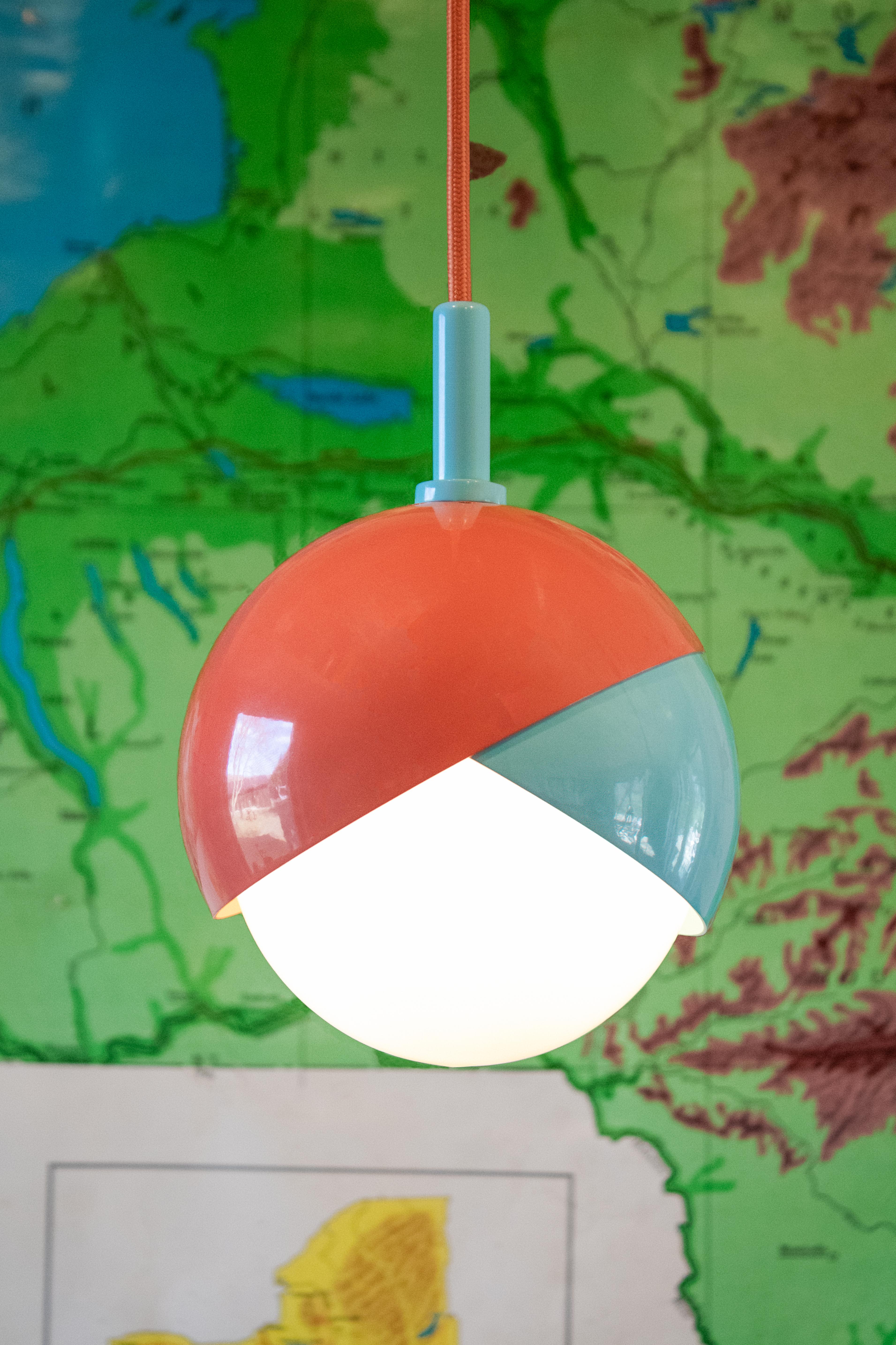 Américain Lampe à suspension Benedict en sarcelle et manteau en poudre orange, cordon orange, petit modèle en vente