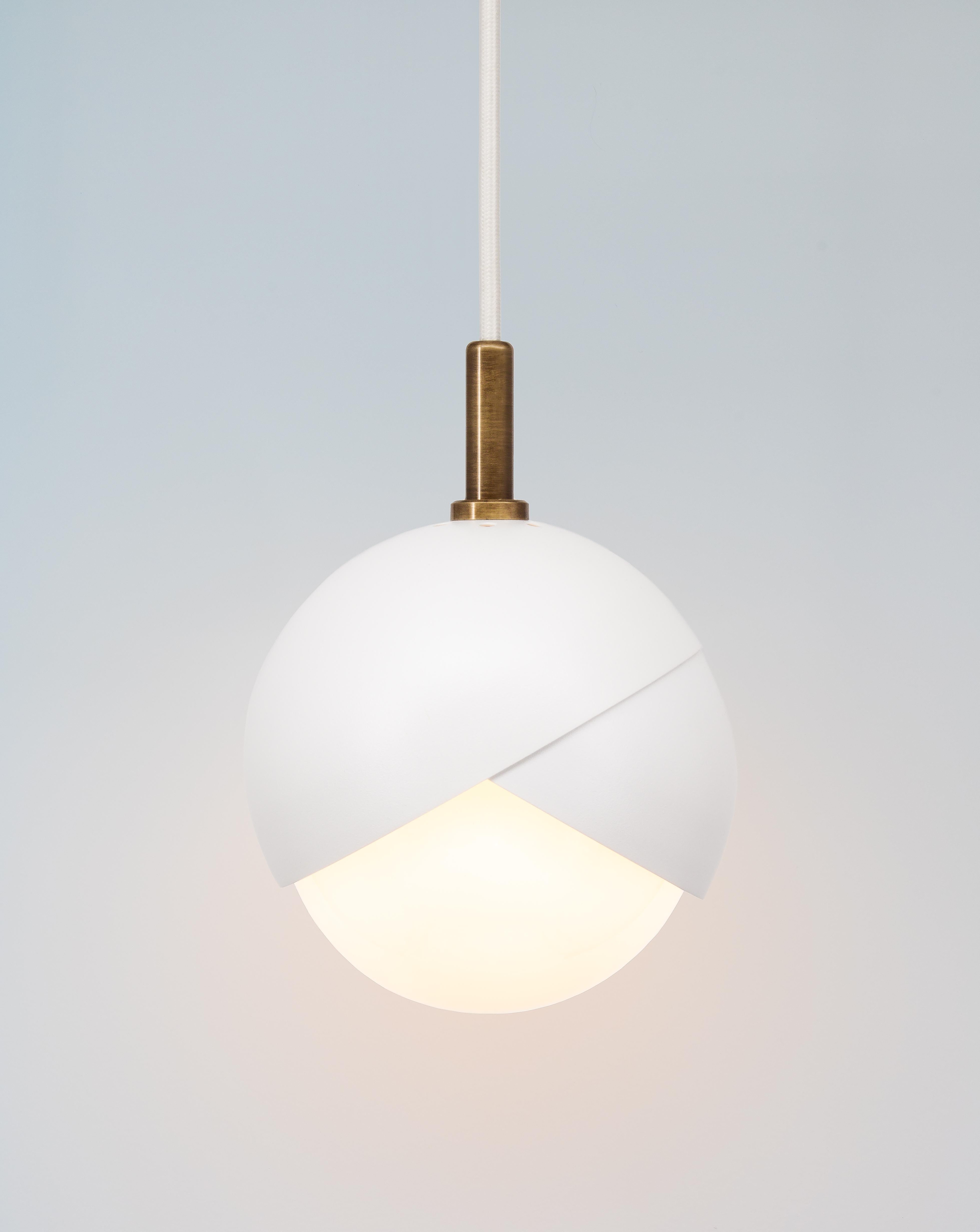 La série de couleurs Benedict™ stylise notre luminaire suspendu le plus polyvalent dans un large éventail de configurations colorées, à la fois vives et tamisées, sûres de s'adapter à l'humeur de tout projet. Comme tous les produits Trella™, nos