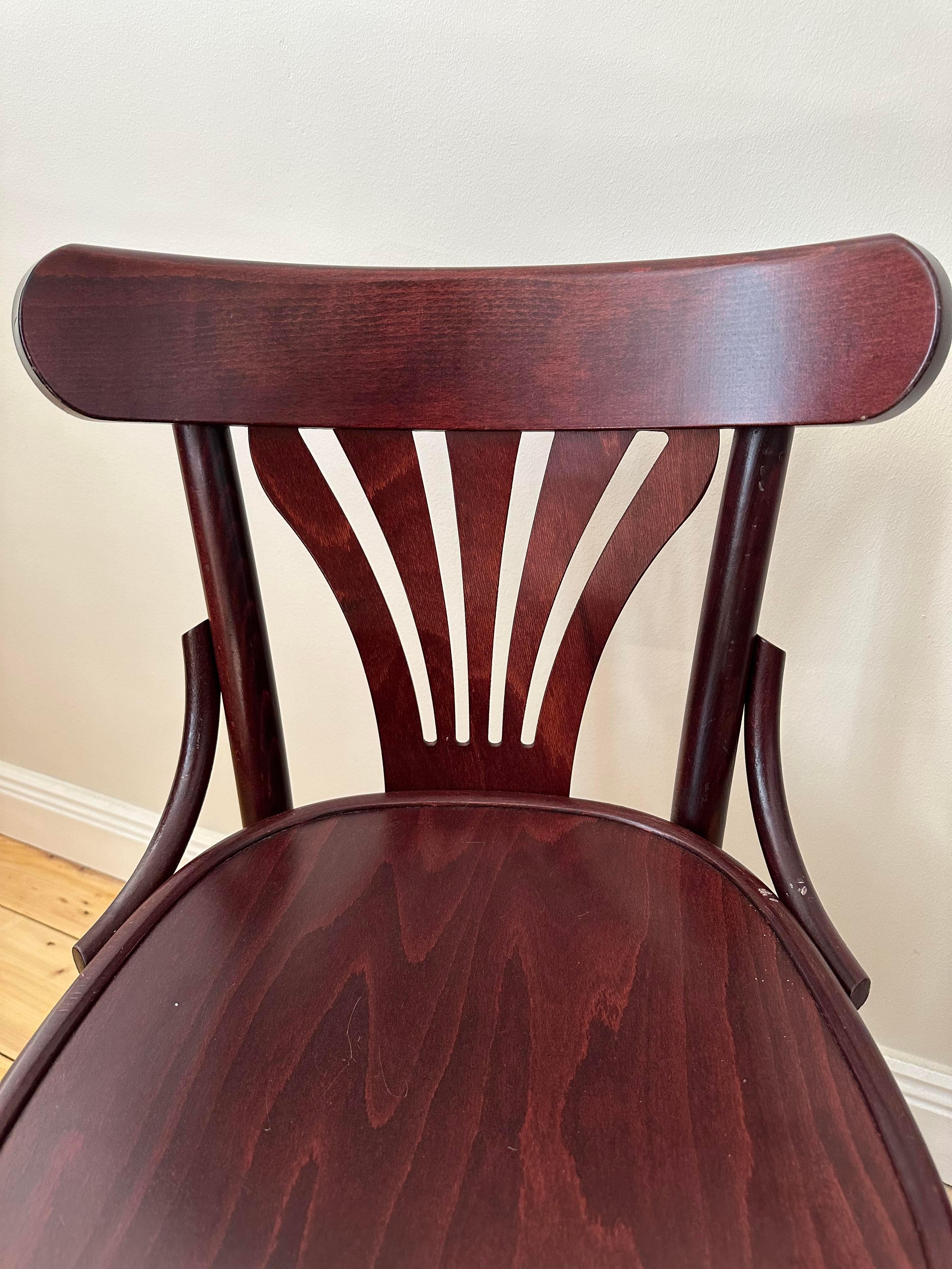 Bentwood 6 bistro chairs from Paris For Sale