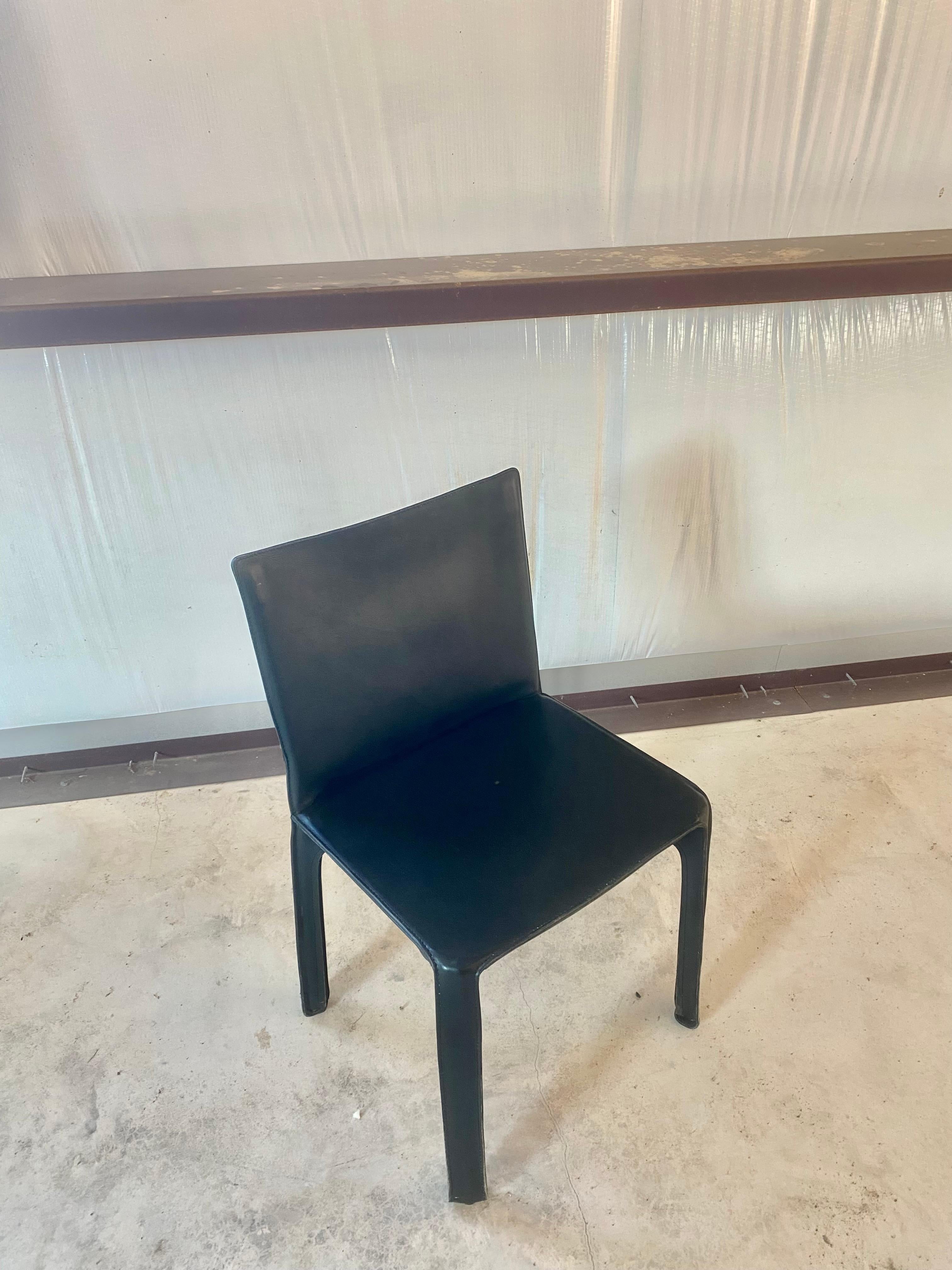 Fait main (6) Chaises Mario Bellini Cab 412 en cuir noir en vente