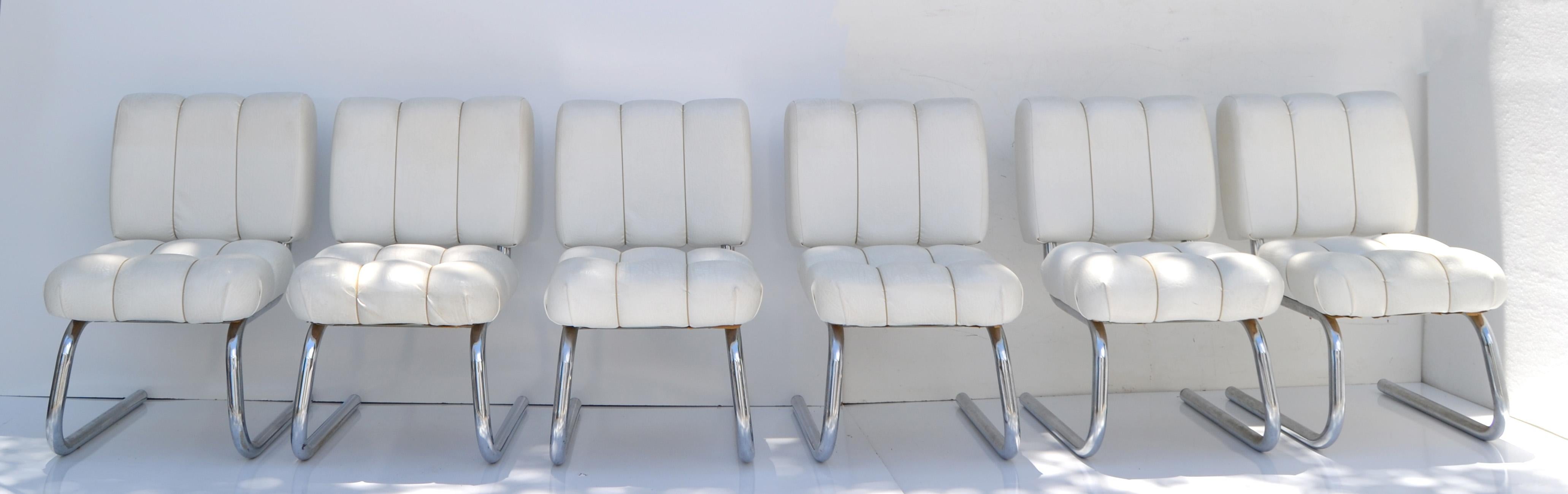Superbe ensemble de 6 chaises de salle à manger cantilever tubulaires américaines en chrome, vinyle et corde fabriquées par B. Brody Seating Company dans les années 1970.
Rembourrage très détaillé avec des carrés de cordes sur les sièges et le