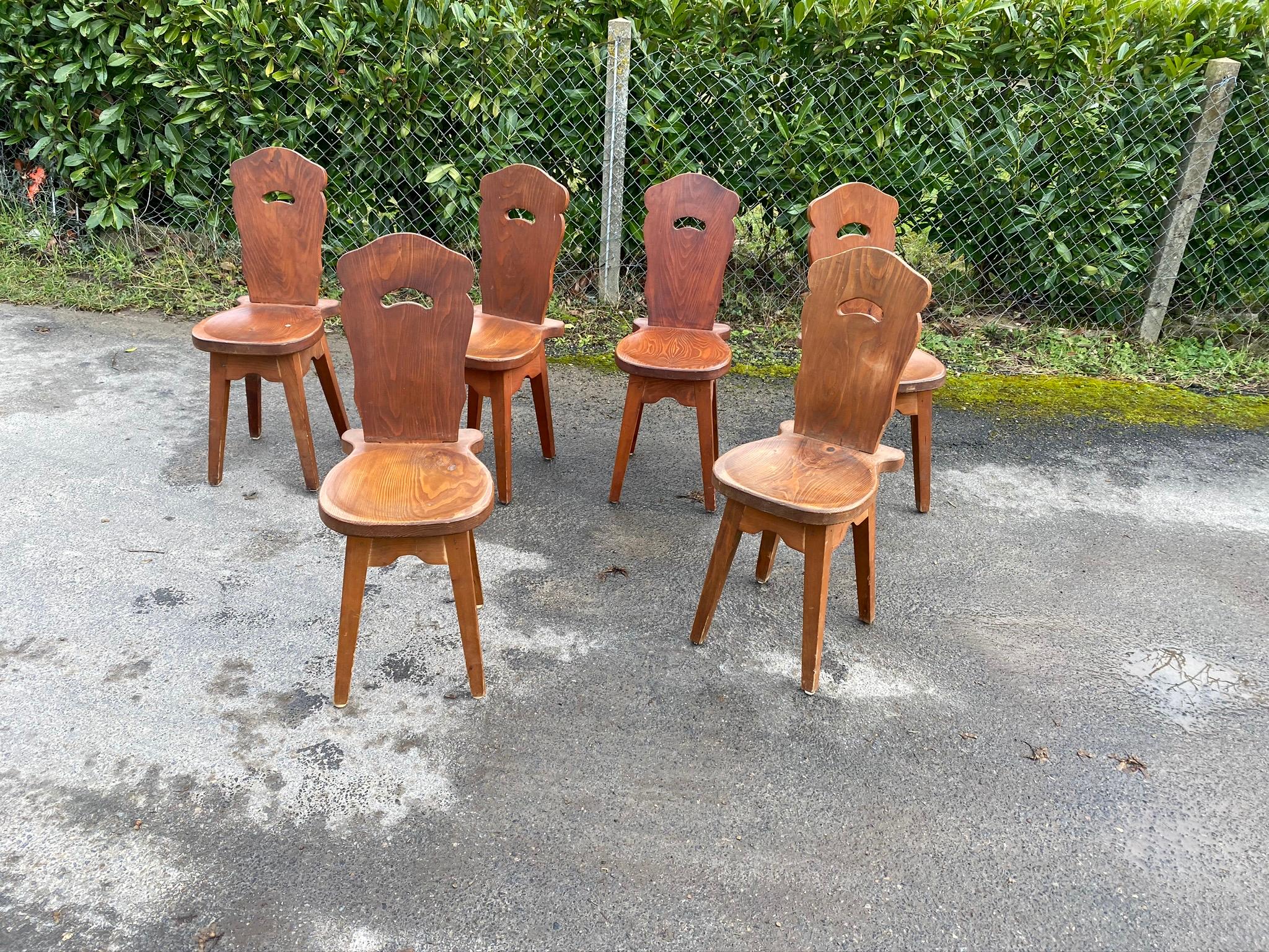 6 Brutalist mountain chairs, in pine circa 1950
patina to redo.
the price is for one
6 are available