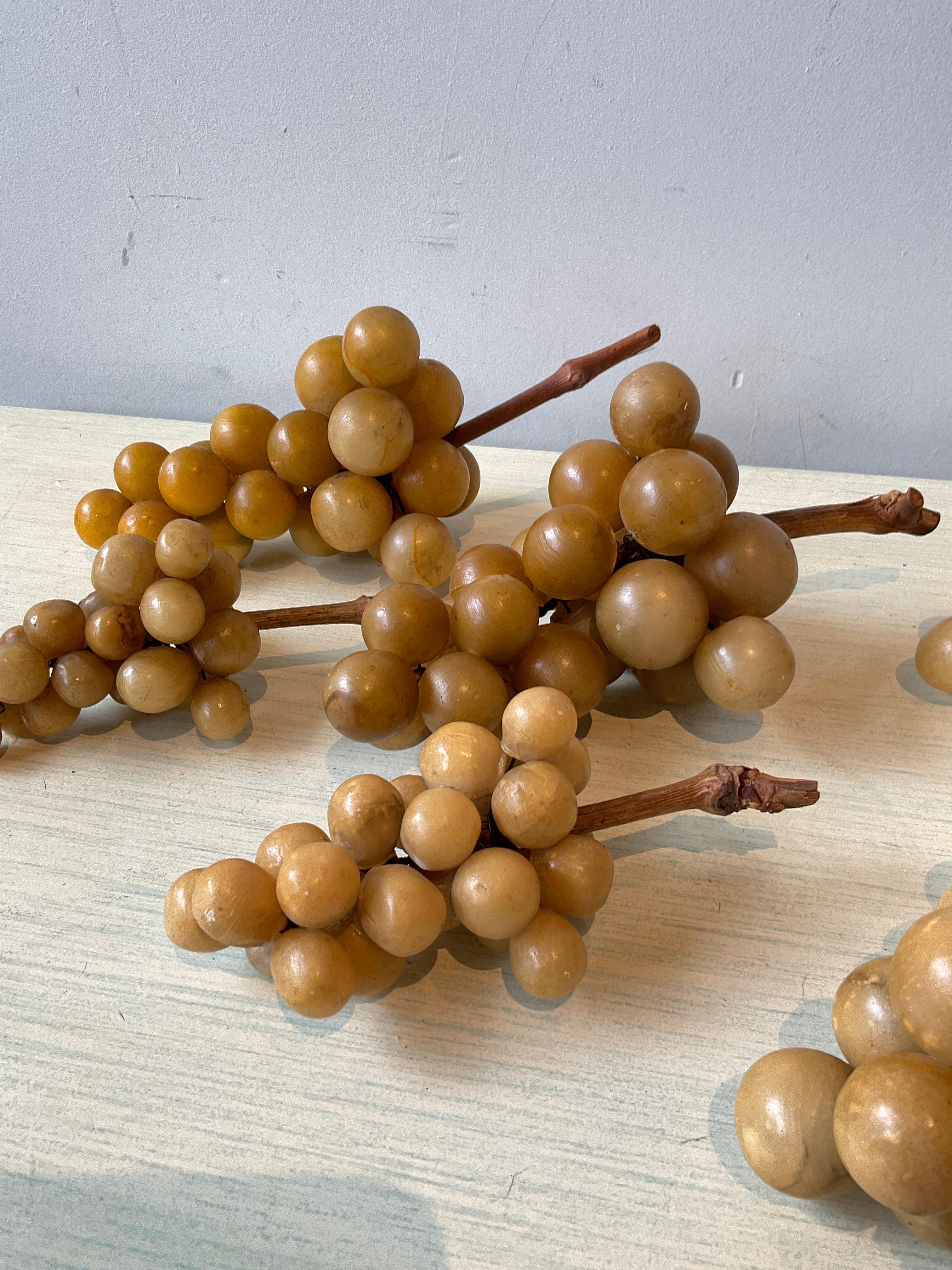 6 Bunches Of Marble Grapes In Good Condition For Sale In Tarrytown, NY