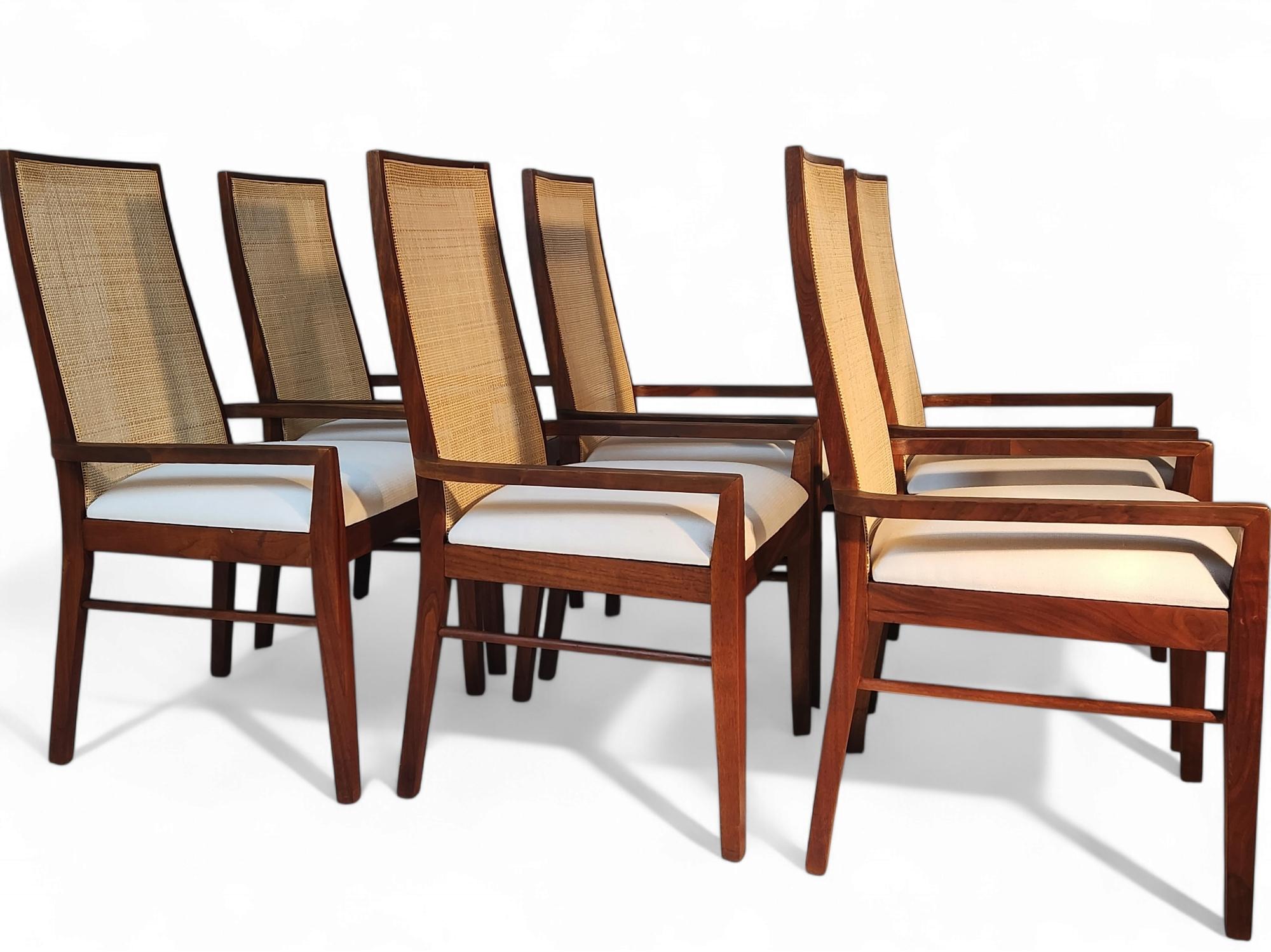 Un set abbinato di sei sedie da pranzo Jack Cartwright in noce e canna per Founders Furniture Co. dei primi anni Sessanta.
Restauro completo con schienali nuovi e imbottitura e schiuma nuove.
In eccellenti condizioni di restauro.