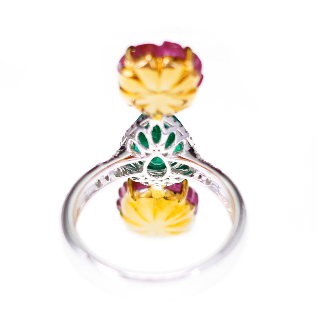 Anglo-Indian 6 Carat Antique Ruby Carving with 1.55 Carat Vivid Green Emerald For Sale