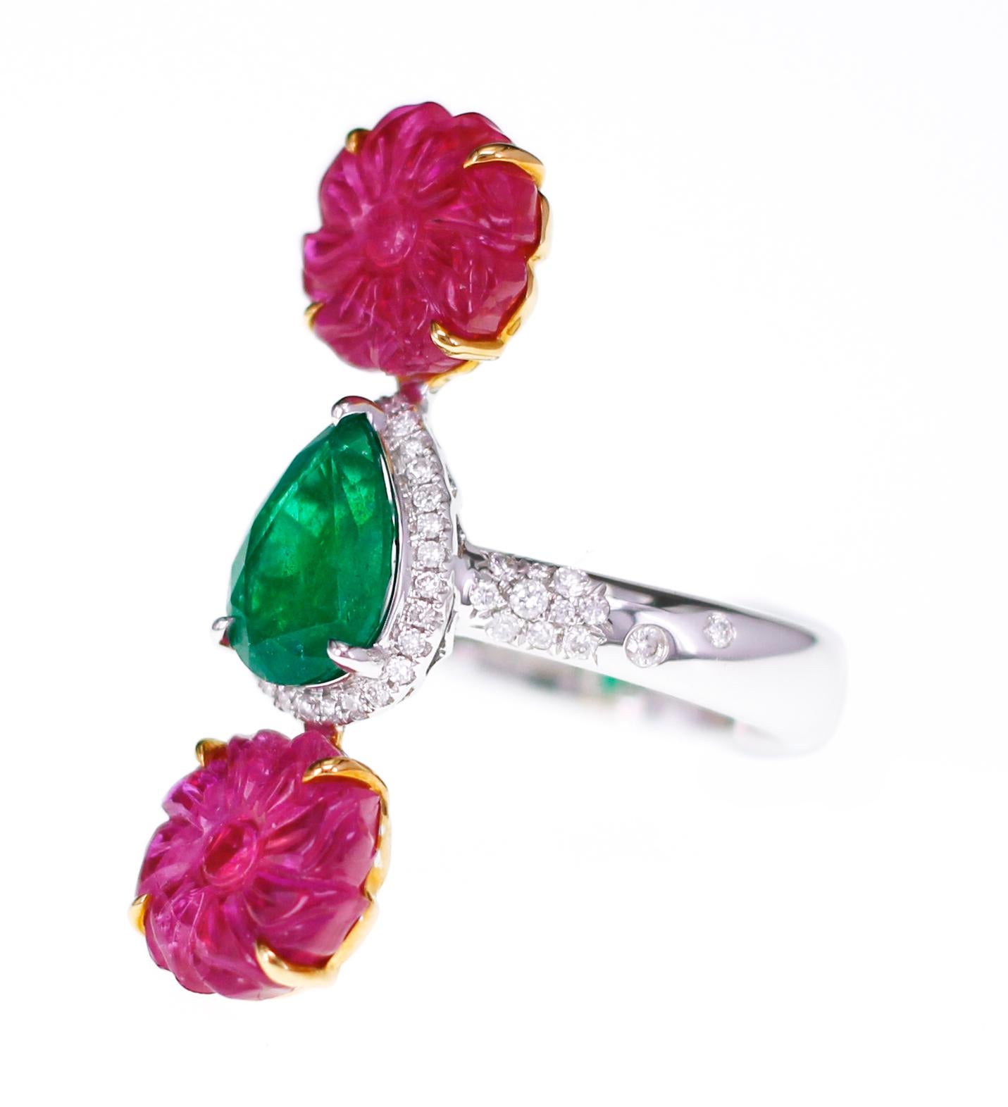 Round Cut 6 Carat Antique Ruby Carving with 1.55 Carat Vivid Green Emerald For Sale
