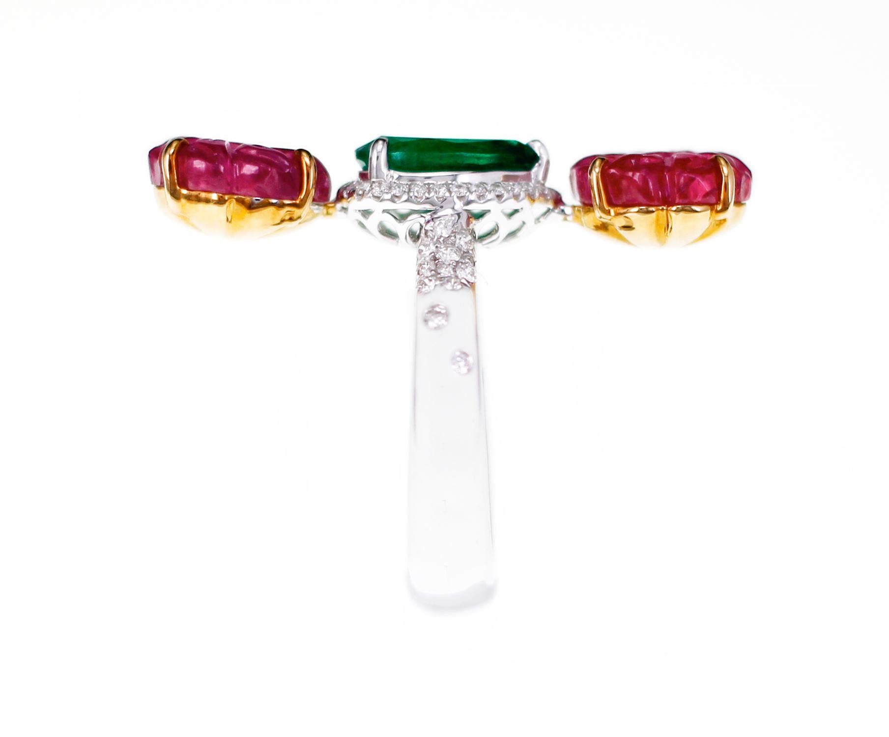 6 Carat Antique Ruby Carving with 1.55 Carat Vivid Green Emerald In New Condition For Sale In Hung Hom, HK