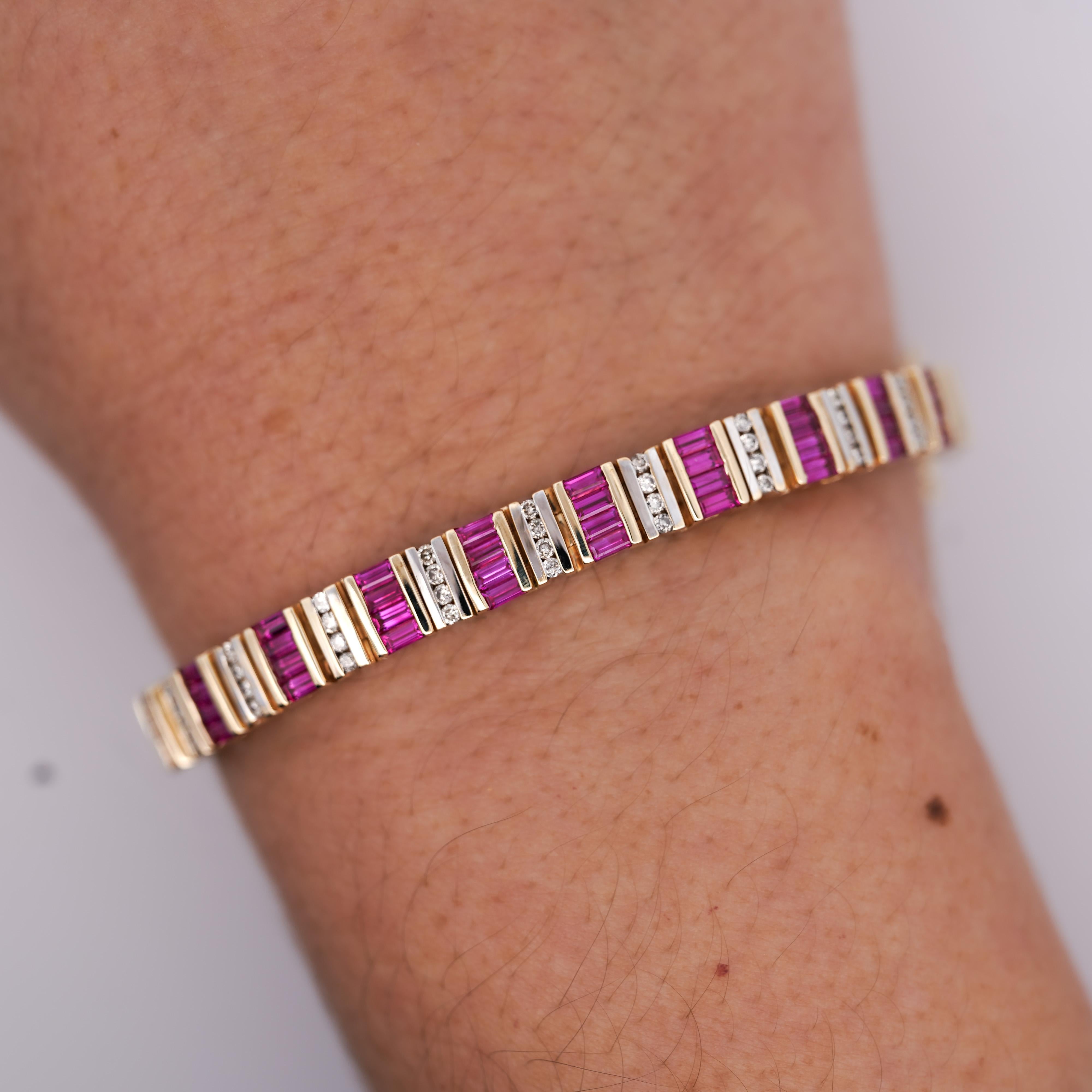Bracelet multi-maillons en or jaune 14K orné de rubis roses taillés en baguette et de diamants ronds de taille brillant. Il se ferme par une boîte et épouse le poignet grâce à son poids et à ses couleurs chatoyantes. 

Détails :
Type d'article :