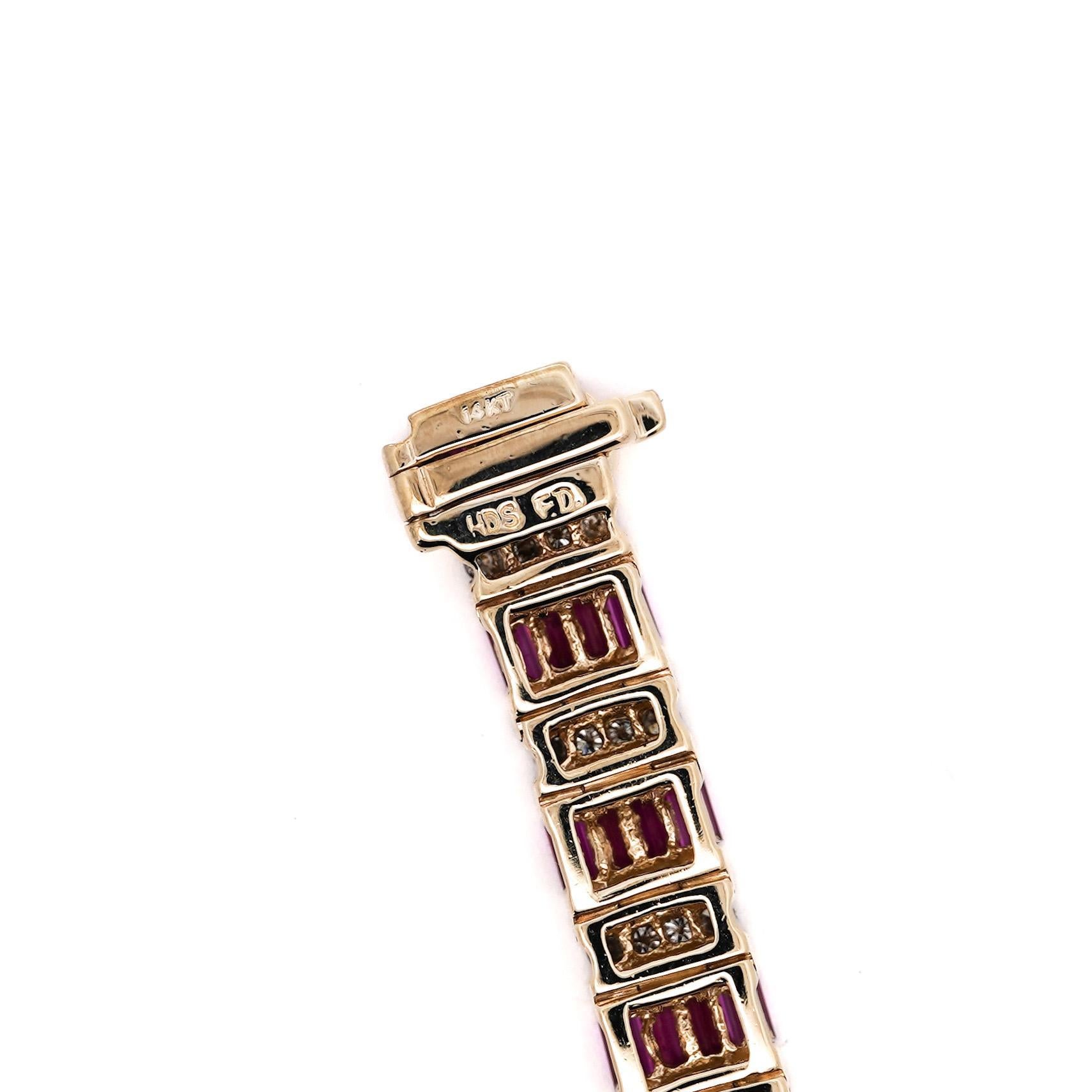 Contemporain Bracelet à maillons en or 14 carats, rubis et diamants taille baguette de 6 carats en vente