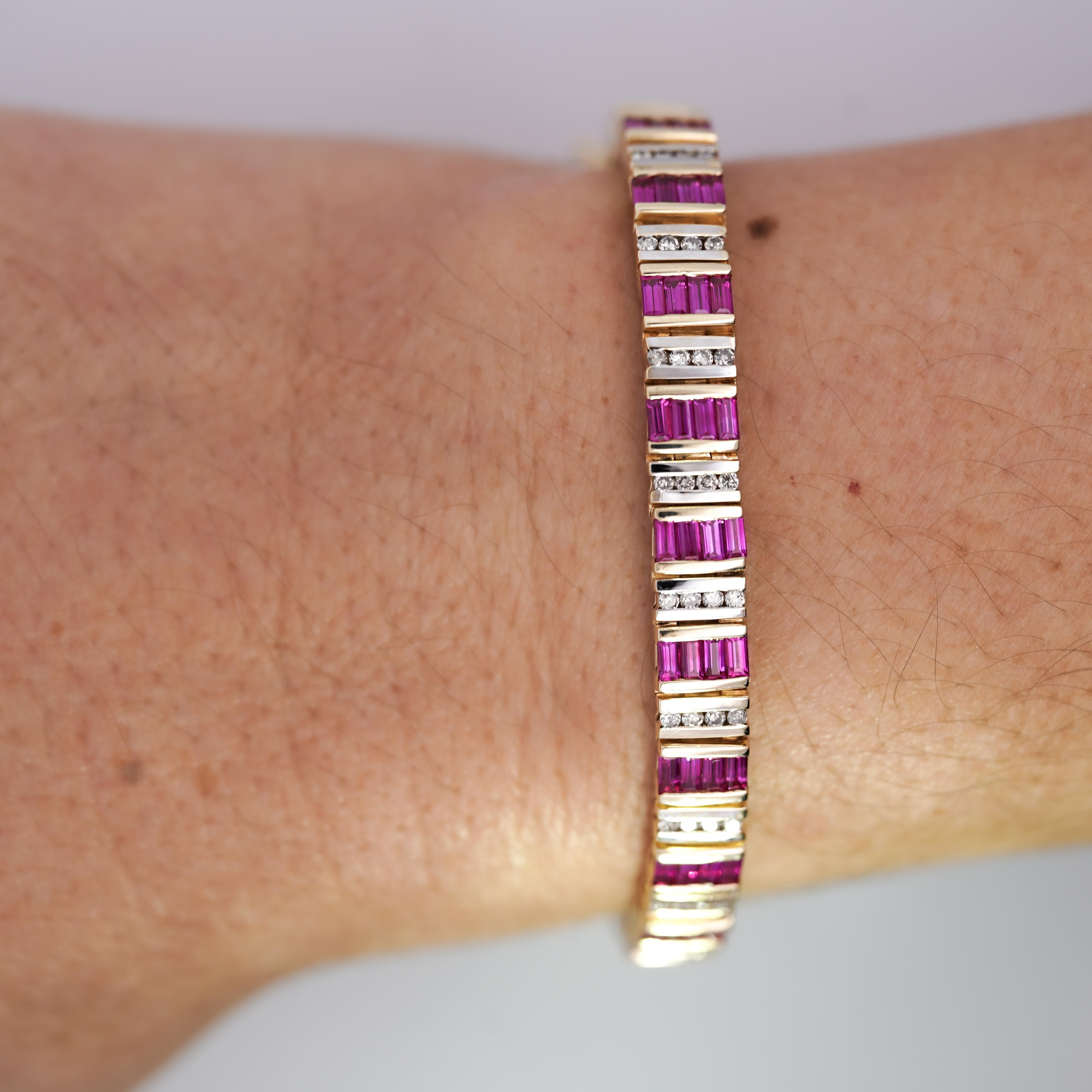 Taille baguette Bracelet à maillons en or 14 carats, rubis et diamants taille baguette de 6 carats en vente