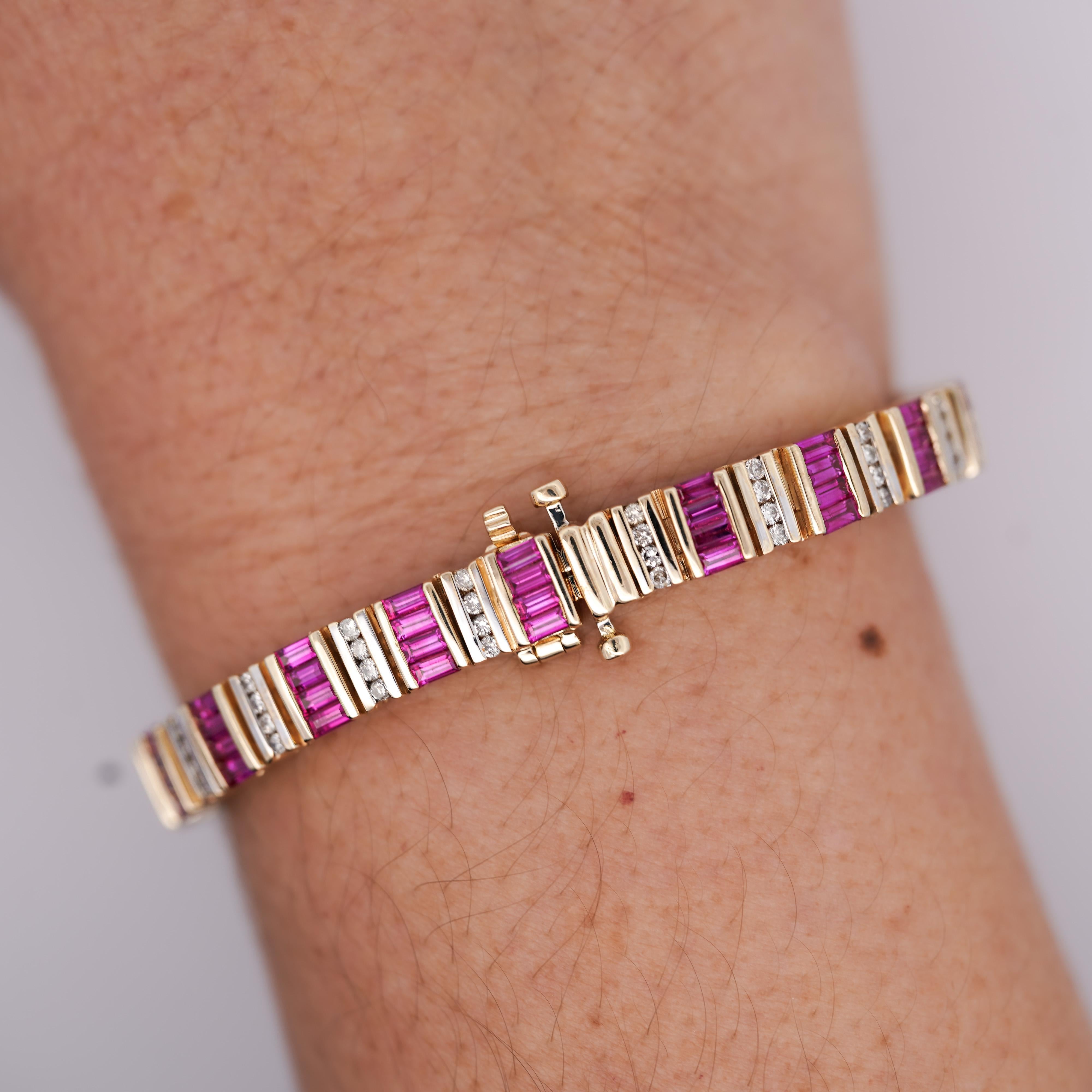 Bracelet à maillons en or 14 carats, rubis et diamants taille baguette de 6 carats Neuf - En vente à Miami, FL