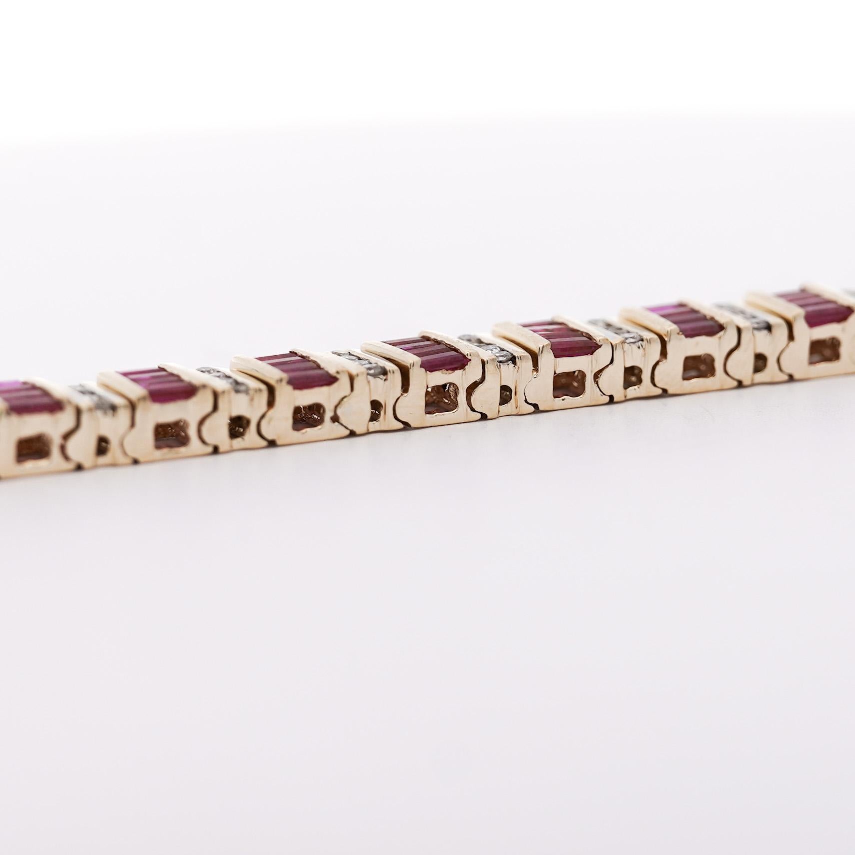 Bracelet à maillons en or 14 carats, rubis et diamants taille baguette de 6 carats en vente 1