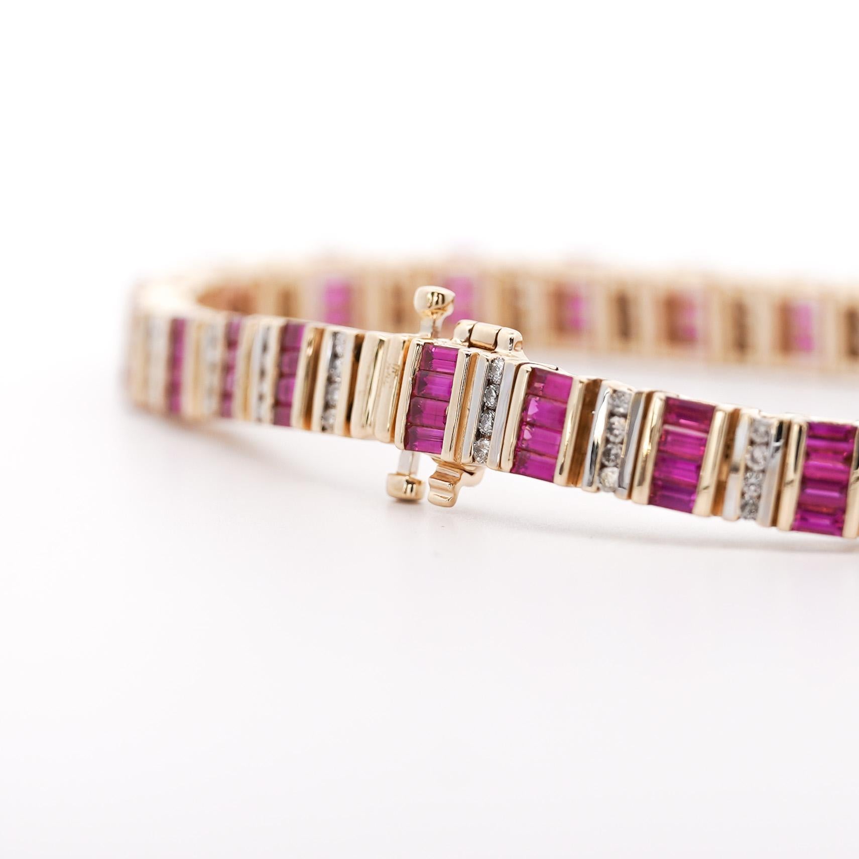 Bracelet à maillons en or 14 carats, rubis et diamants taille baguette de 6 carats en vente 3