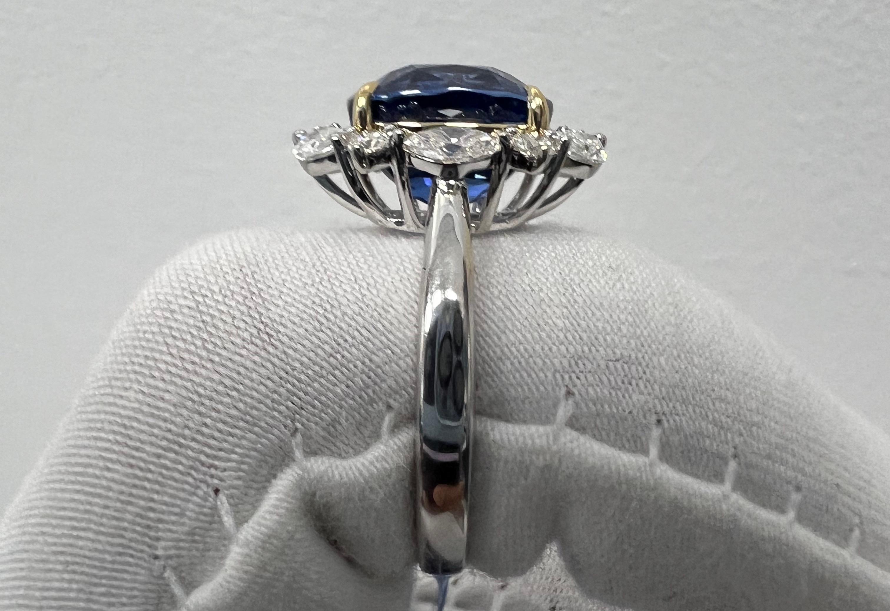 Marquise-Ring mit 6 Karat blauem Saphir und Diamant (Kissenschliff) im Angebot