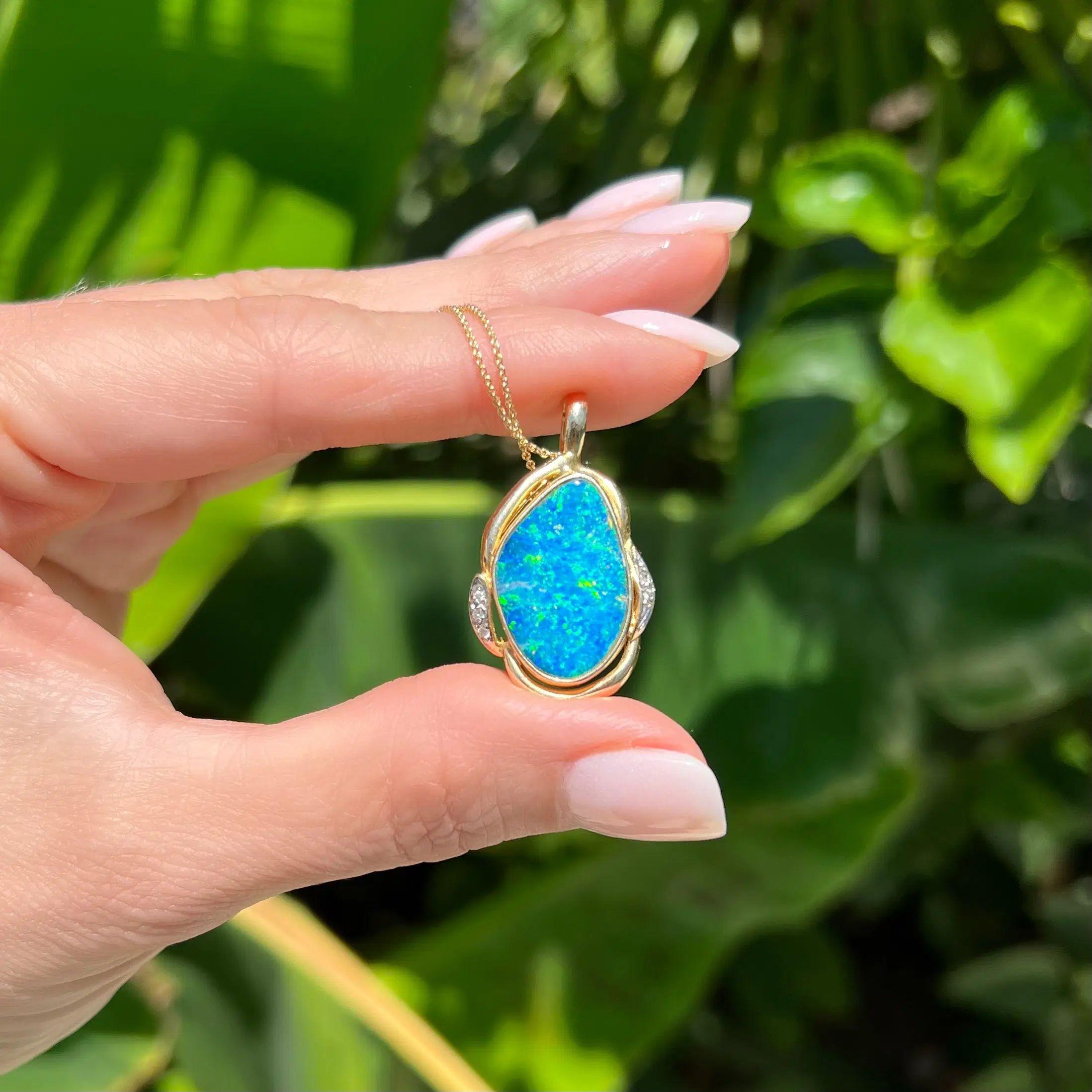 Collar Colgante Boulder Opal Diamond Openable Bale Gold Vintage de 6 Quilates Modernista en venta