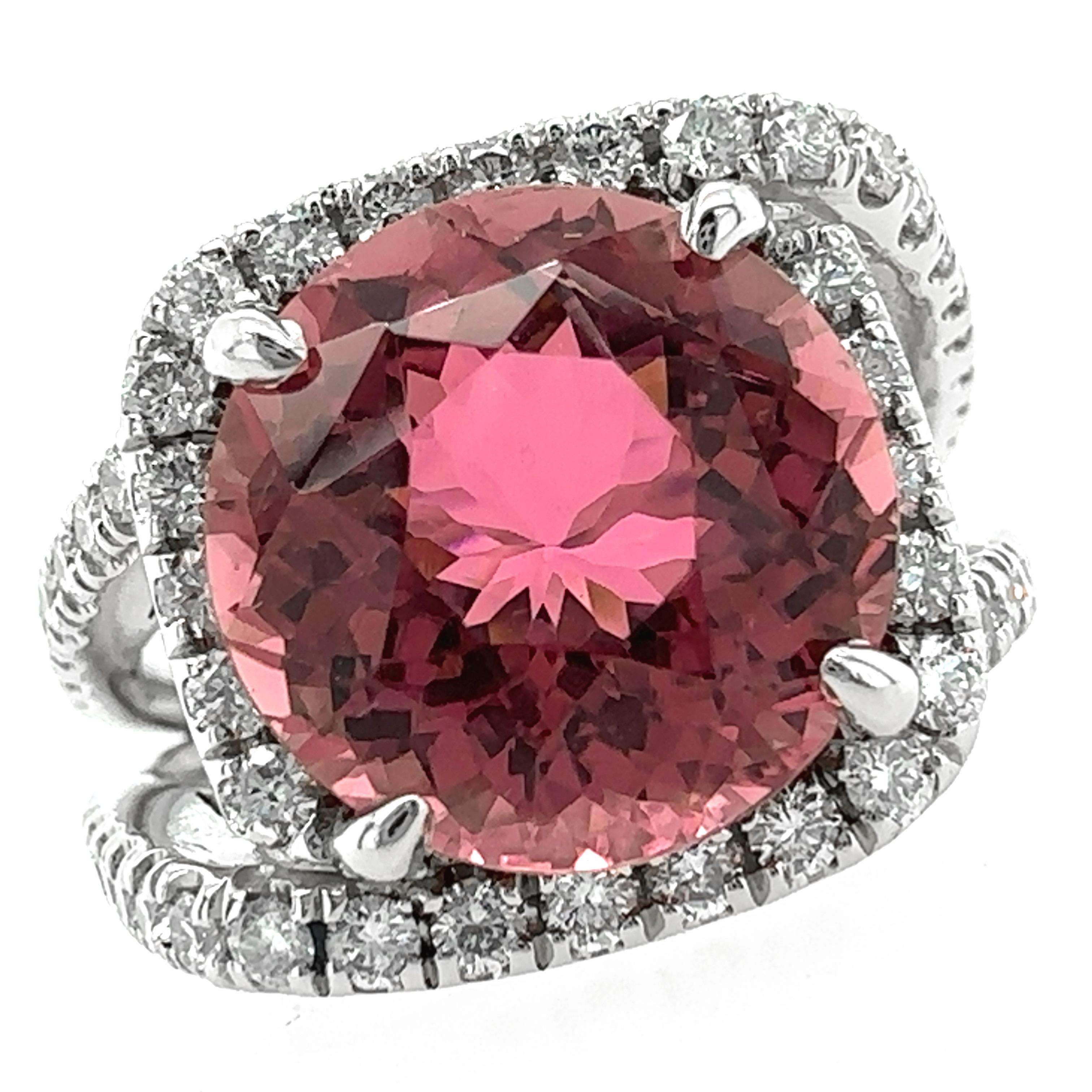 6 Karat brasilianischer rosa Turmalin & 0,81 Karat Diamanten in Platin Halo-Ring mit Halo-Ring (Zeitgenössisch) im Angebot