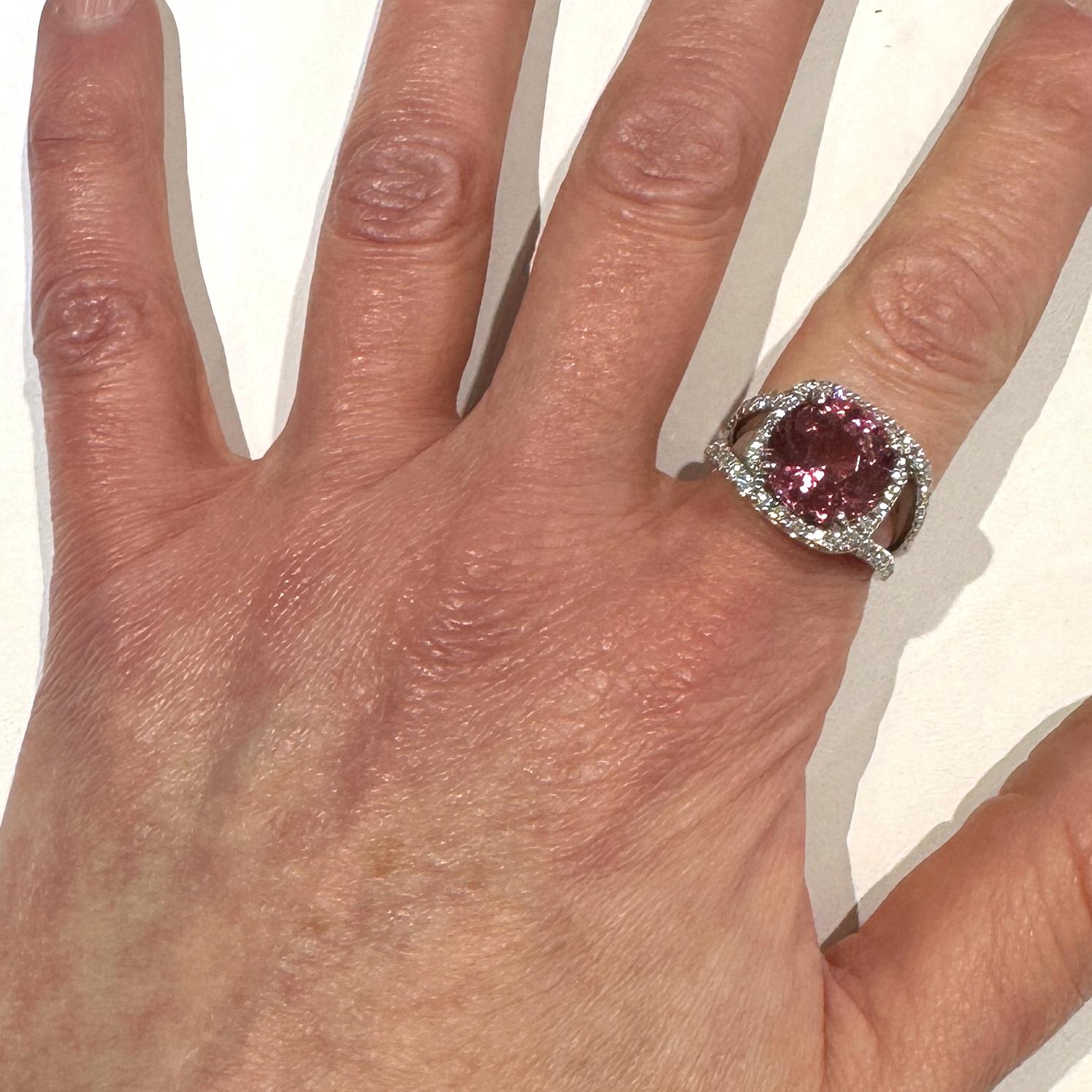 6 Karat brasilianischer rosa Turmalin & 0,81 Karat Diamanten in Platin Halo-Ring mit Halo-Ring im Zustand „Neu“ im Angebot in Sherman Oaks, CA