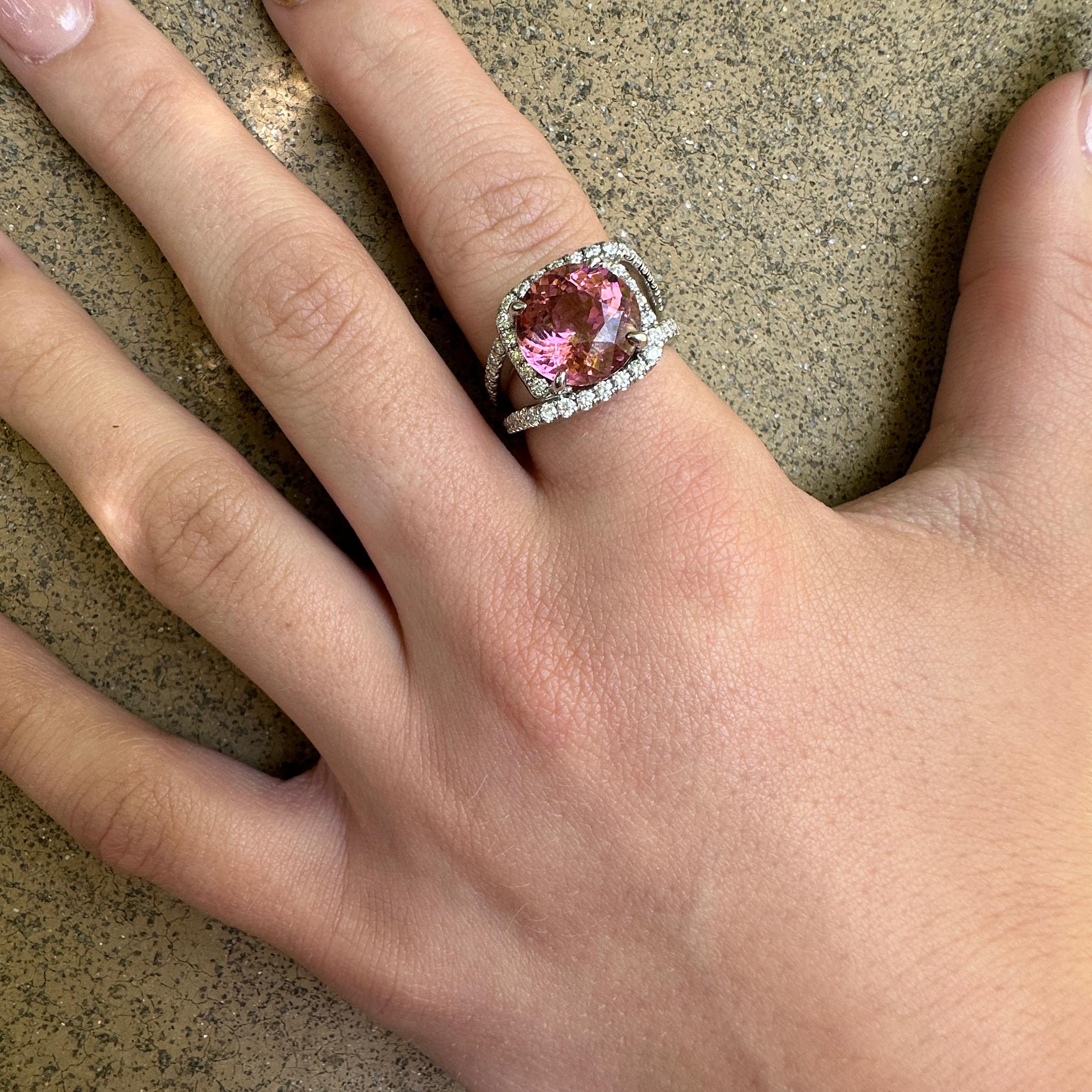 6 Karat brasilianischer rosa Turmalin & 0,81 Karat Diamanten in Platin Halo-Ring mit Halo-Ring für Damen oder Herren im Angebot
