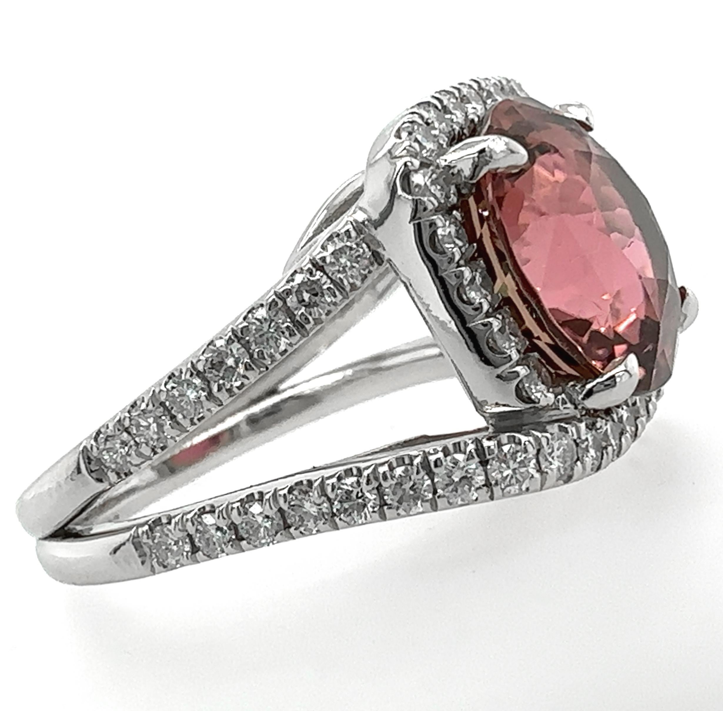 6 Karat brasilianischer rosa Turmalin & 0,81 Karat Diamanten in Platin Halo-Ring mit Halo-Ring im Angebot 3