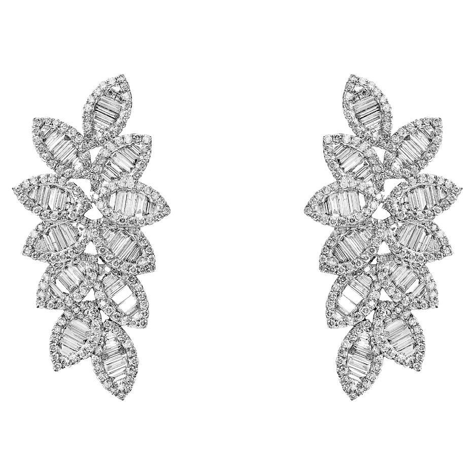 Boucles d'oreilles chandelier en diamants de forme mixte combinés de 6 carats certifiés