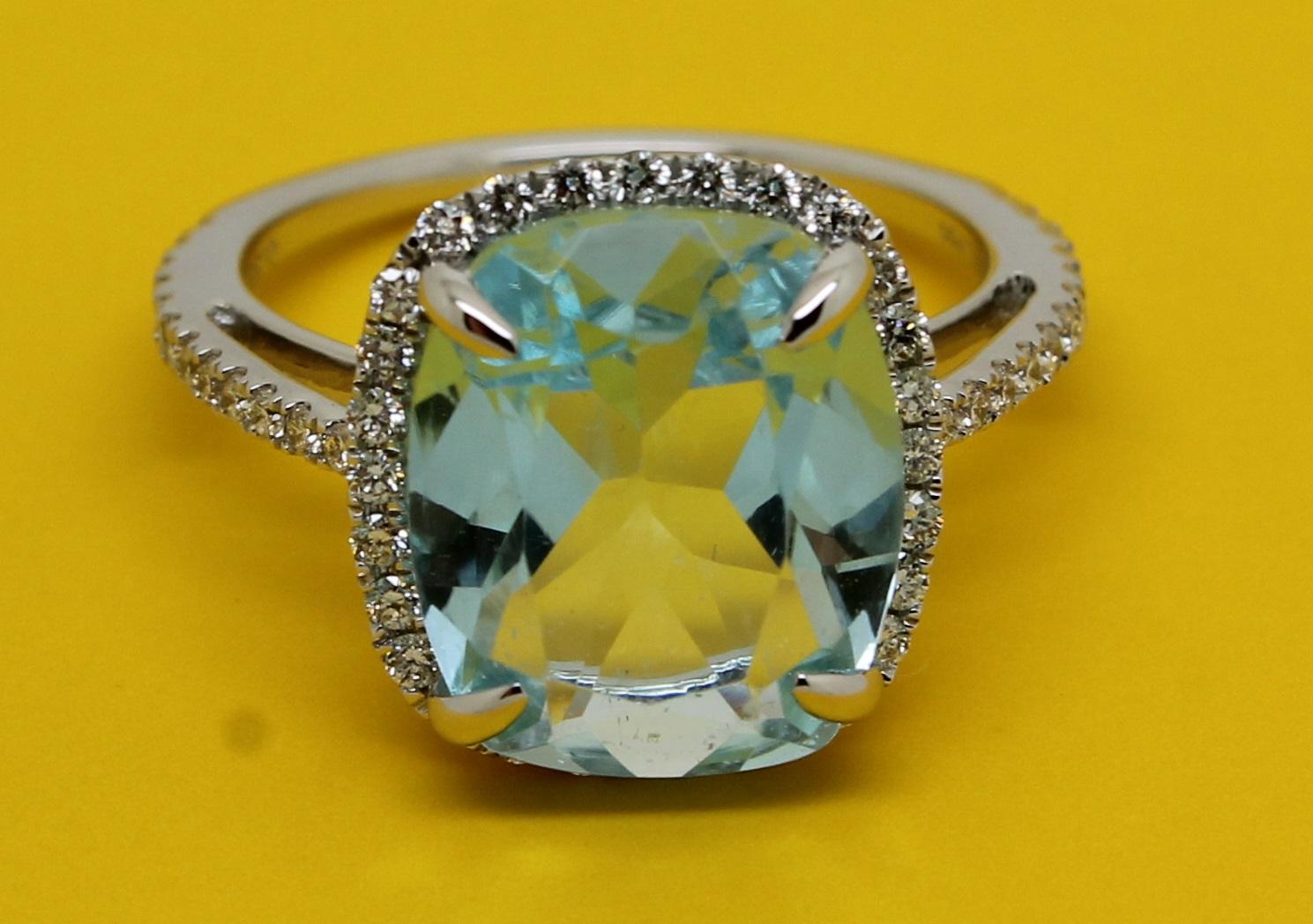 Bague halo en or blanc 18 carats avec topaze bleue coussin de 6 carats et diamants de 0,38 carat en vente 6