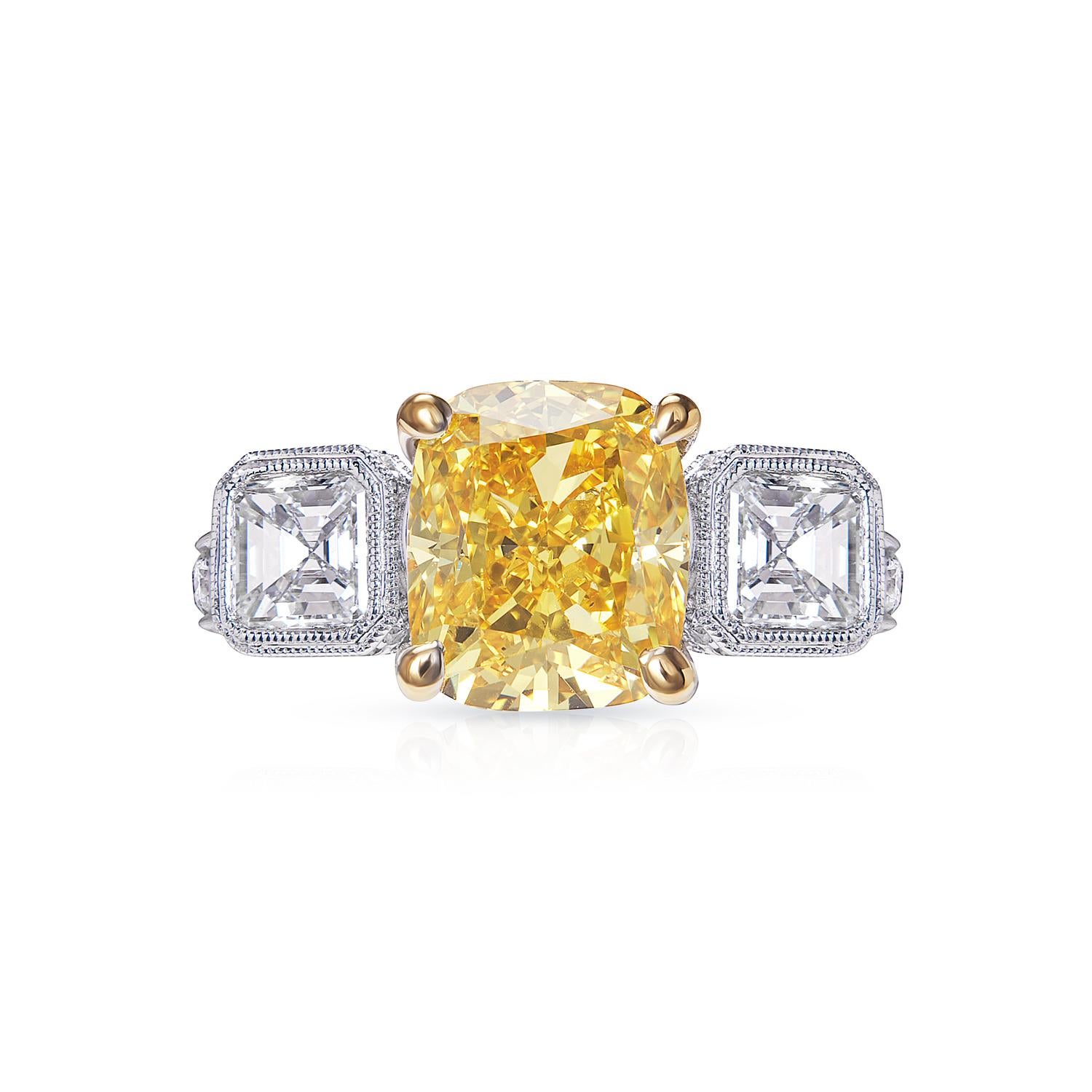 Dieser exquisite Diamantring mit Kissenschliff ist die perfekte Möglichkeit, Ihrem Look einen Hauch von Luxus zu verleihen. Der wunderschöne Diamant im Kissenschliff ist das Herzstück dieses atemberaubenden Rings, flankiert von zwei kleineren