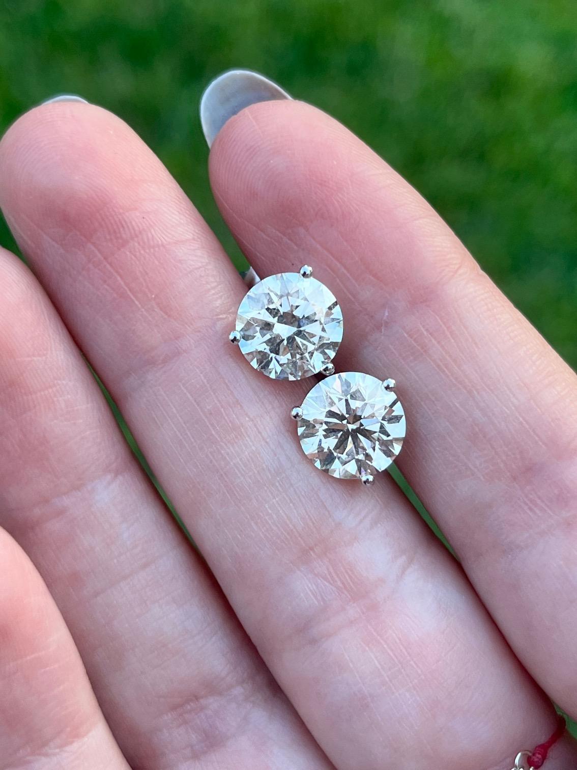 Ohrstecker mit 6 Karat Gesamtgewicht aus CVD-Diamanten, gefasst in einer 3-Zacken-Fassung aus massivem 14-karätigem Weißgold. Mit einem Gewicht von 3 Karat pro Stück sind diese 6-Karat-Diamanten-Ohrstecker aus dem Labor ideal für den Alltag und