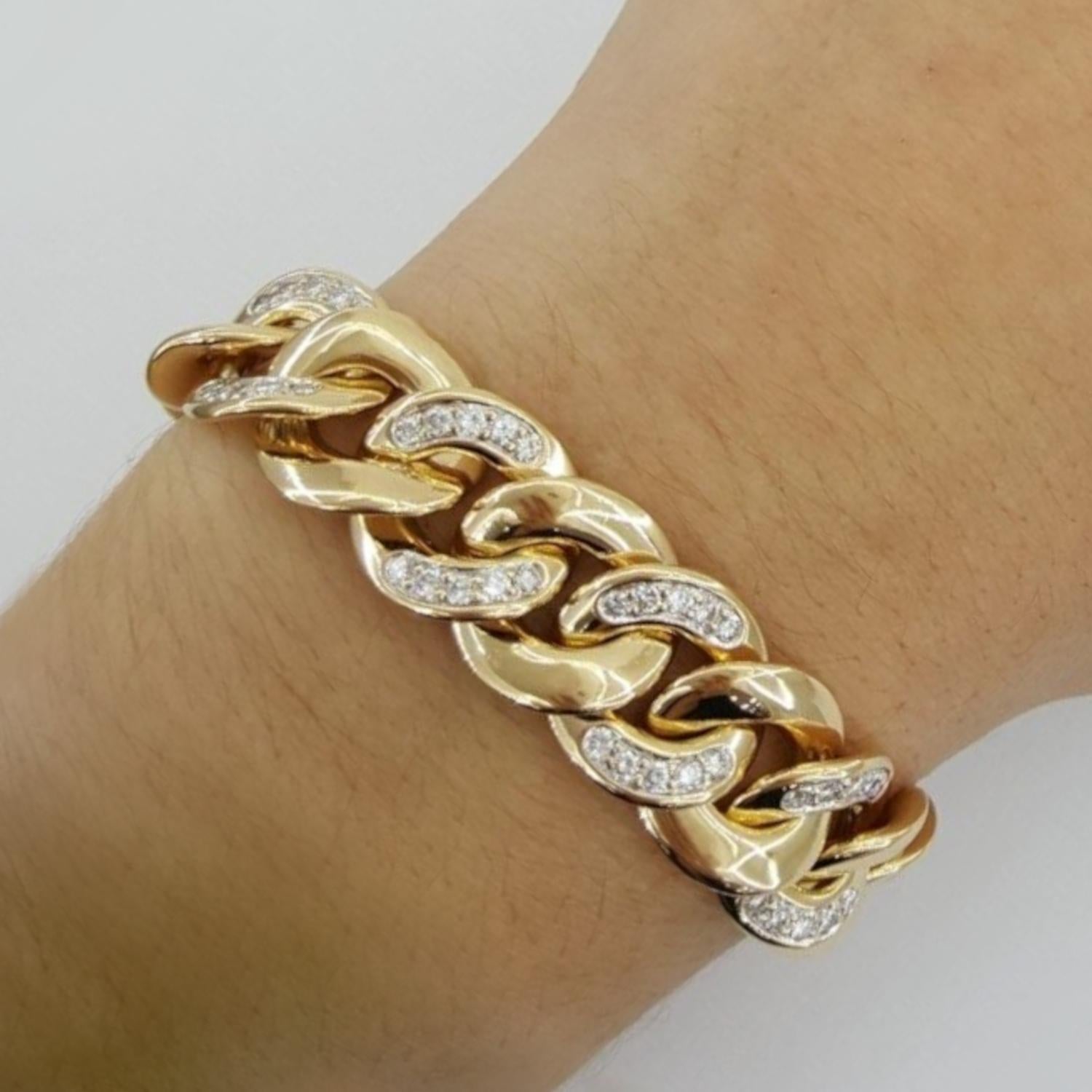 Ensemble collier et bracelet à maillons cubains authentiquement exquis, réalisé en or jaune 18 carats massif. Le superbe collier affiche un design luxueux, un poids substantiel et mesure 18 pouces de long, tandis que le bracelet coordonné est