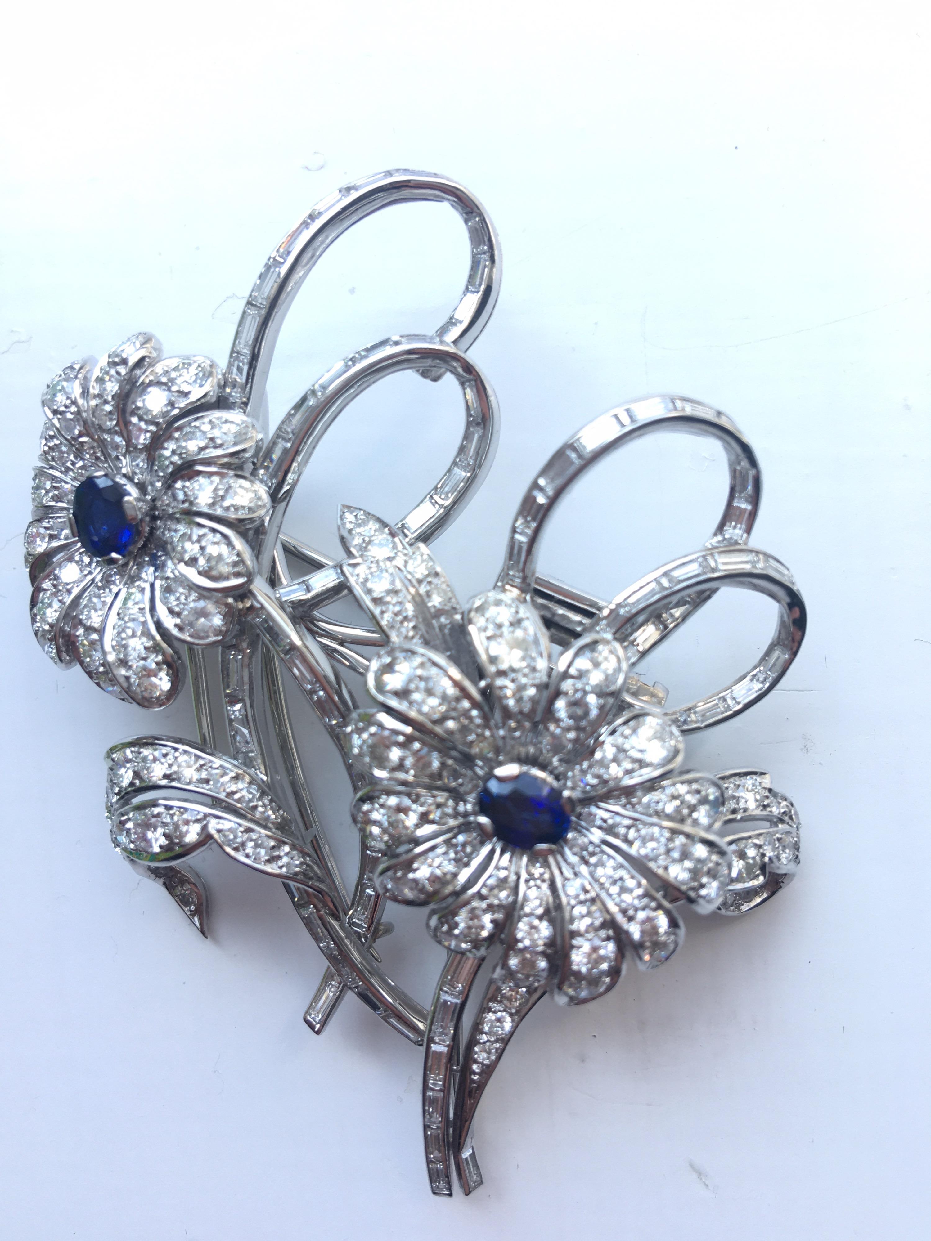 Round Cut 6 Carat Diamond Blue Sapphire Double Clip Deco Style 18 Karat White Gold Brooch For Sale