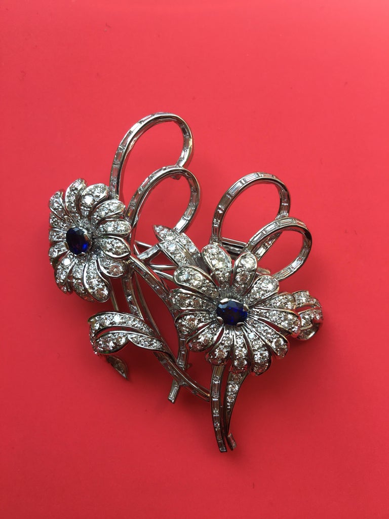 6 Carat Diamond Blue Sapphire Double Clip Deco Style 18 Karat White Gold Brooch For Sale 2