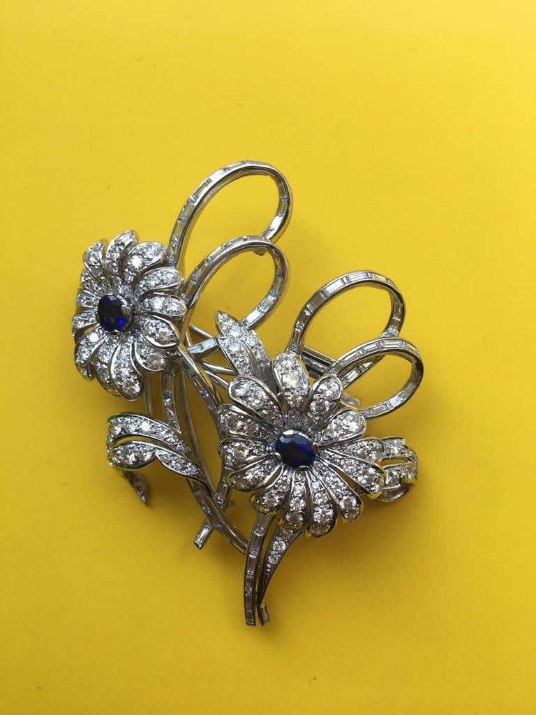 6 Carat Diamond Blue Sapphire Double Clip Deco Style 18 Karat White Gold Brooch For Sale 3
