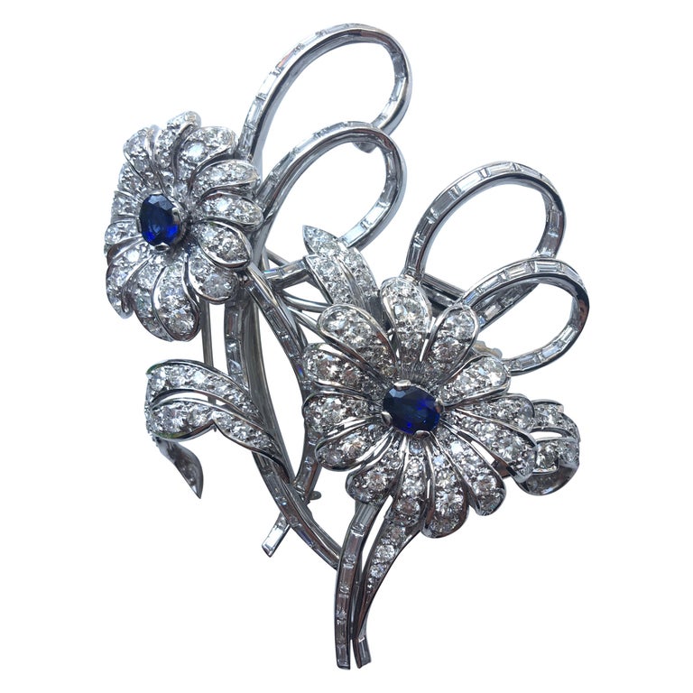 6 Carat Diamond Blue Sapphire Double Clip Deco Style 18 Karat White Gold Brooch For Sale