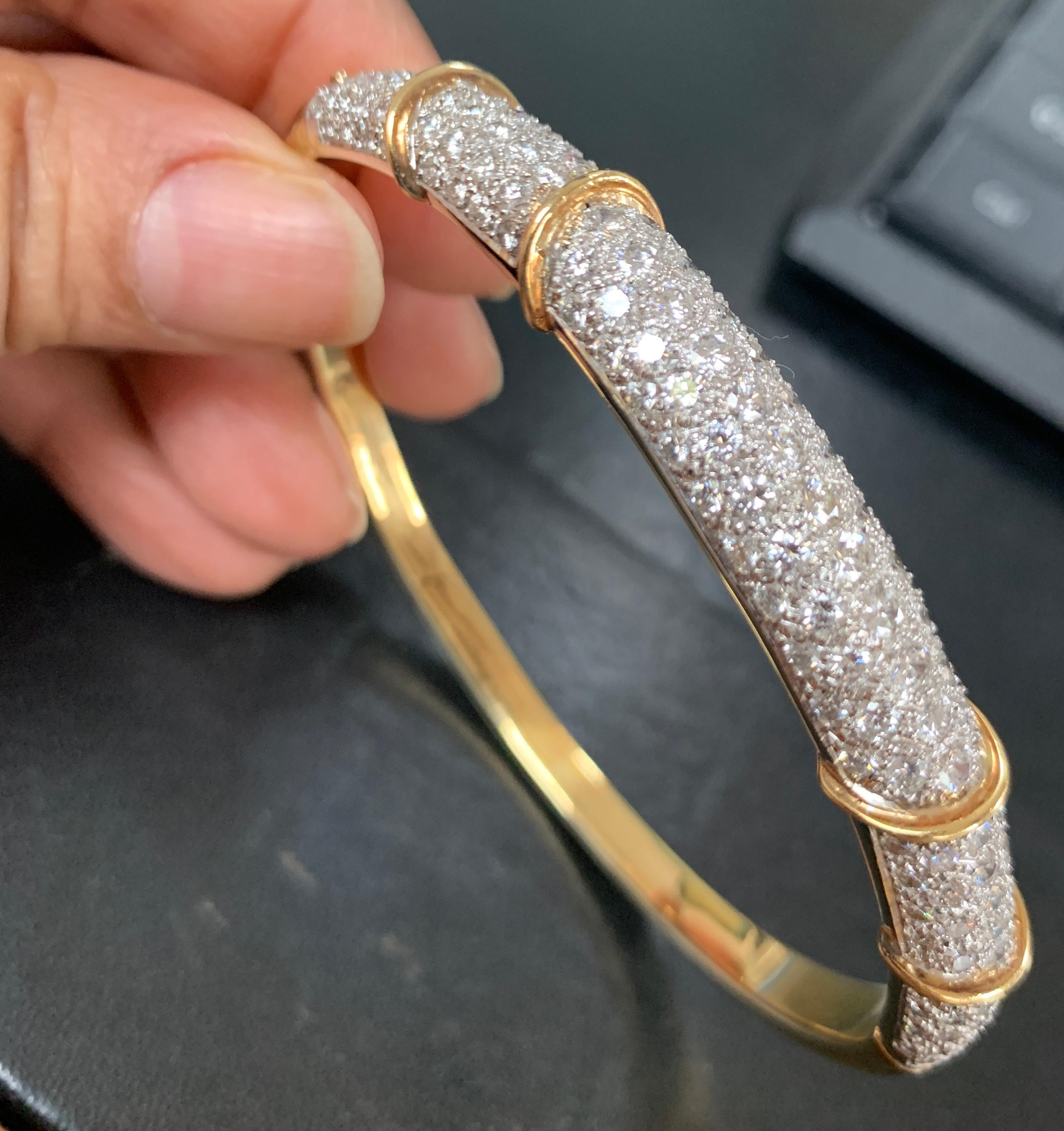 6 Karat Diamant Armreif /Armband aus 18 Karat Gelbgold 36 Gramm
Es hat einen Armreif im Stil von  Armband, gefertigt aus  18 Karat Gelbgold und eingebettet mit   insgesamt etwa 6 Karat mit  Runde brillante Diamanten  . 
Einseitig zu öffnen mit
