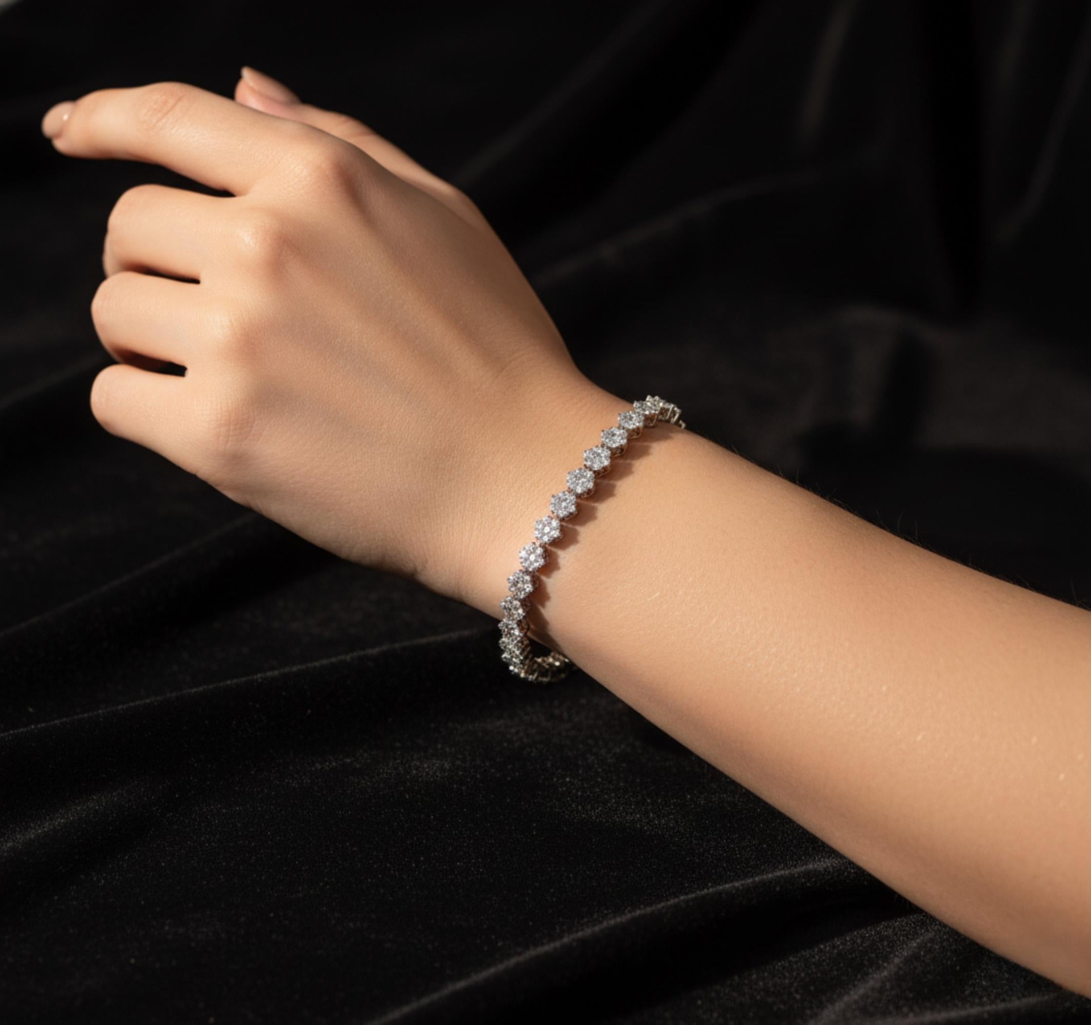 Código del Artículo :- SFBR-4003
Peso bruto :- 12.47 gm
Oro Blanco 14k Peso :- 11.27 gm
Peso del diamante :- 6 qt. ( CLARIDAD MEDIA DEL DIAMANTE SI1-SI2 Y COLOR H-I )
Longitud de la pulsera :- 7 pulgadas de largo

✦