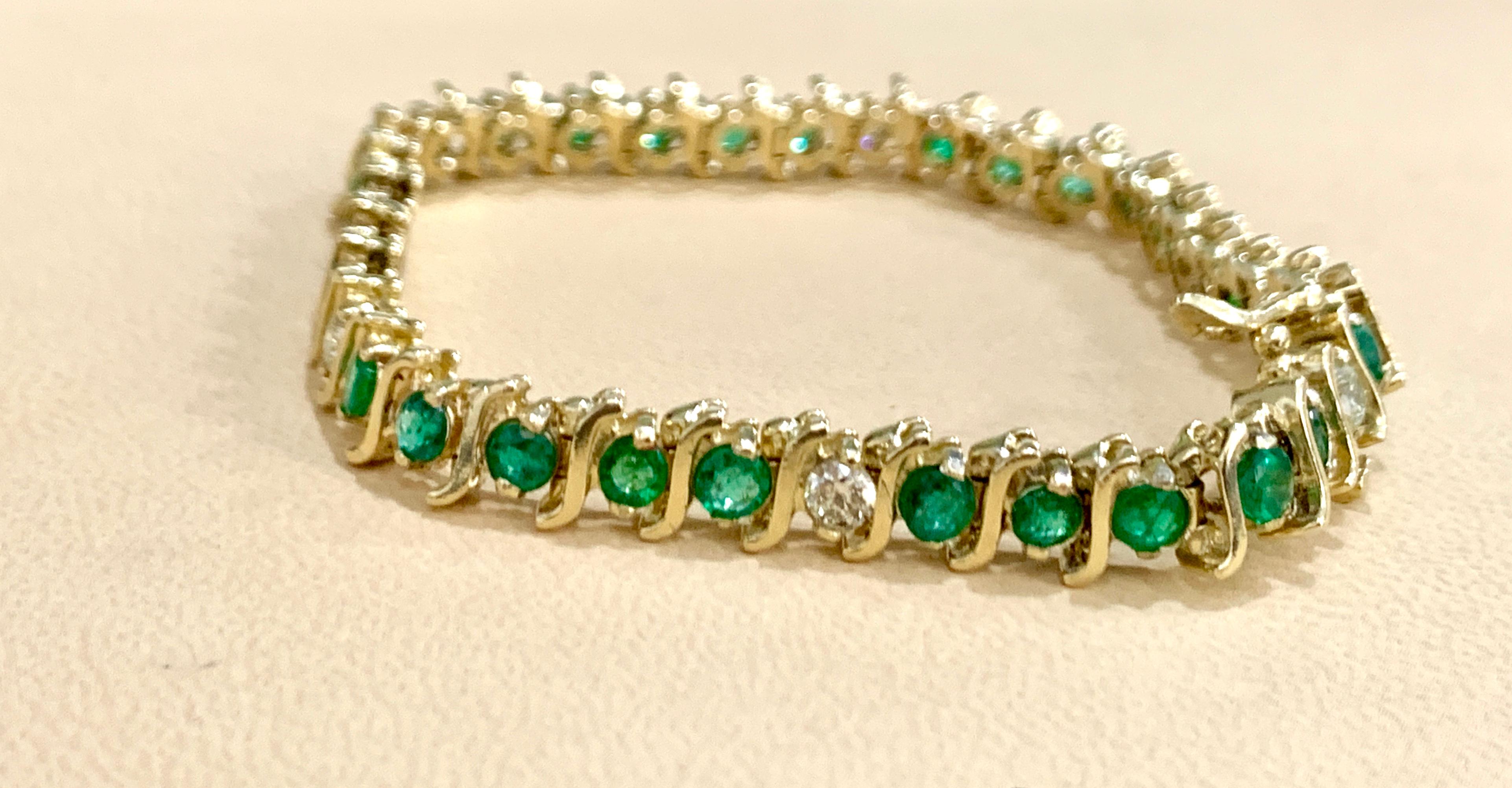 6 Carat Emerald & 1.5 Carat Diamond Tennis Bracelet 14 Karat Yellow Gold S-Shape For Sale 5