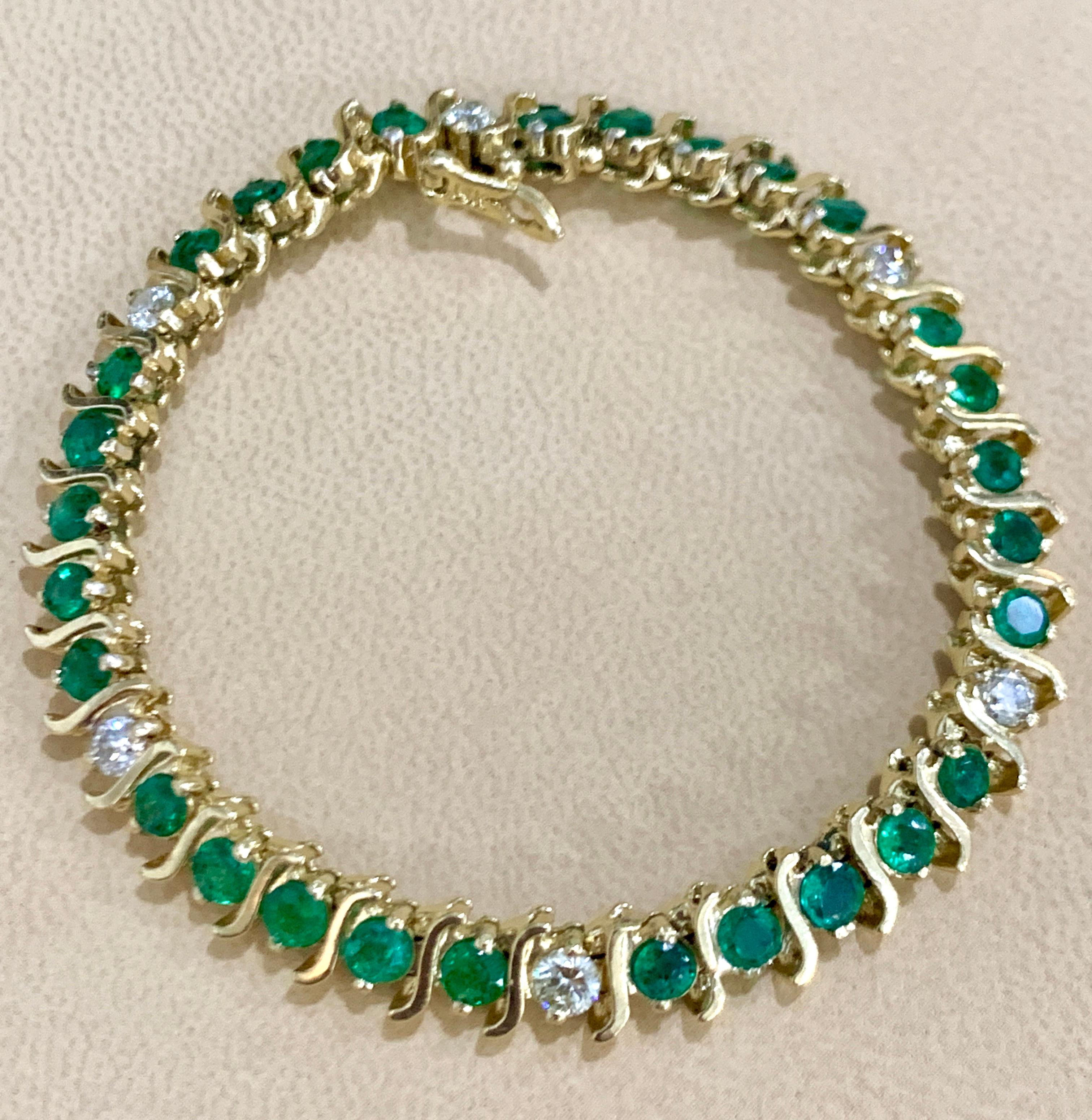 6 Carat Emerald & 1.5 Carat Diamond Tennis Bracelet 14 Karat Yellow Gold S-Shape In Excellent Condition For Sale In New York, NY