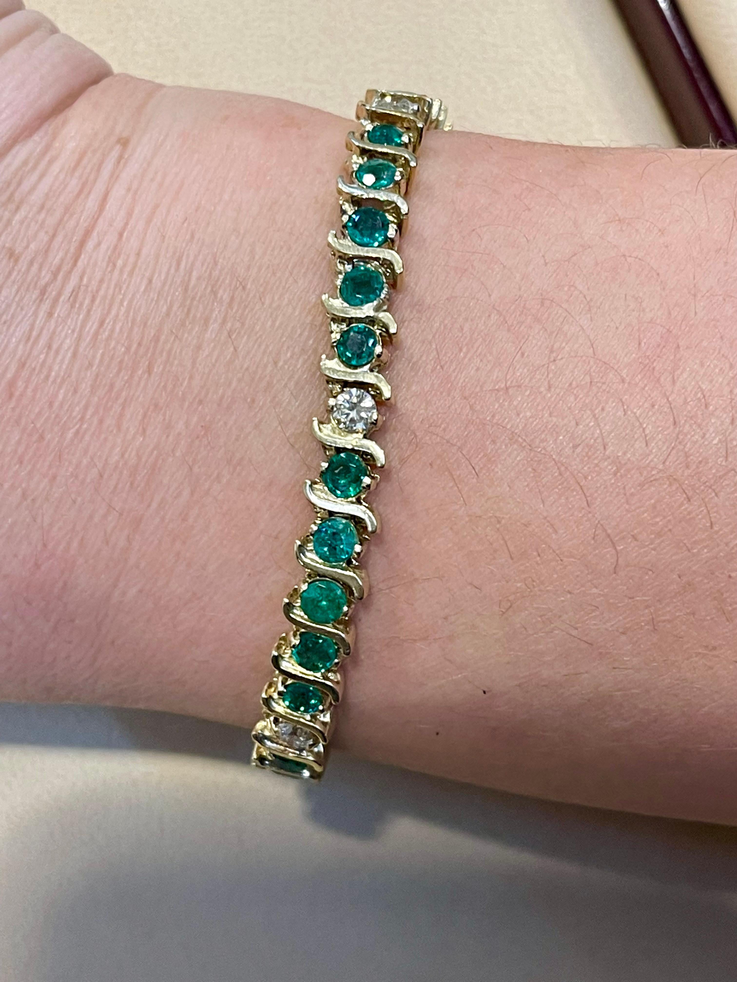 Round Cut 6 Carat Emerald & 1.5 Carat Diamond Tennis Bracelet 14 Karat Yellow Gold S-Shape For Sale
