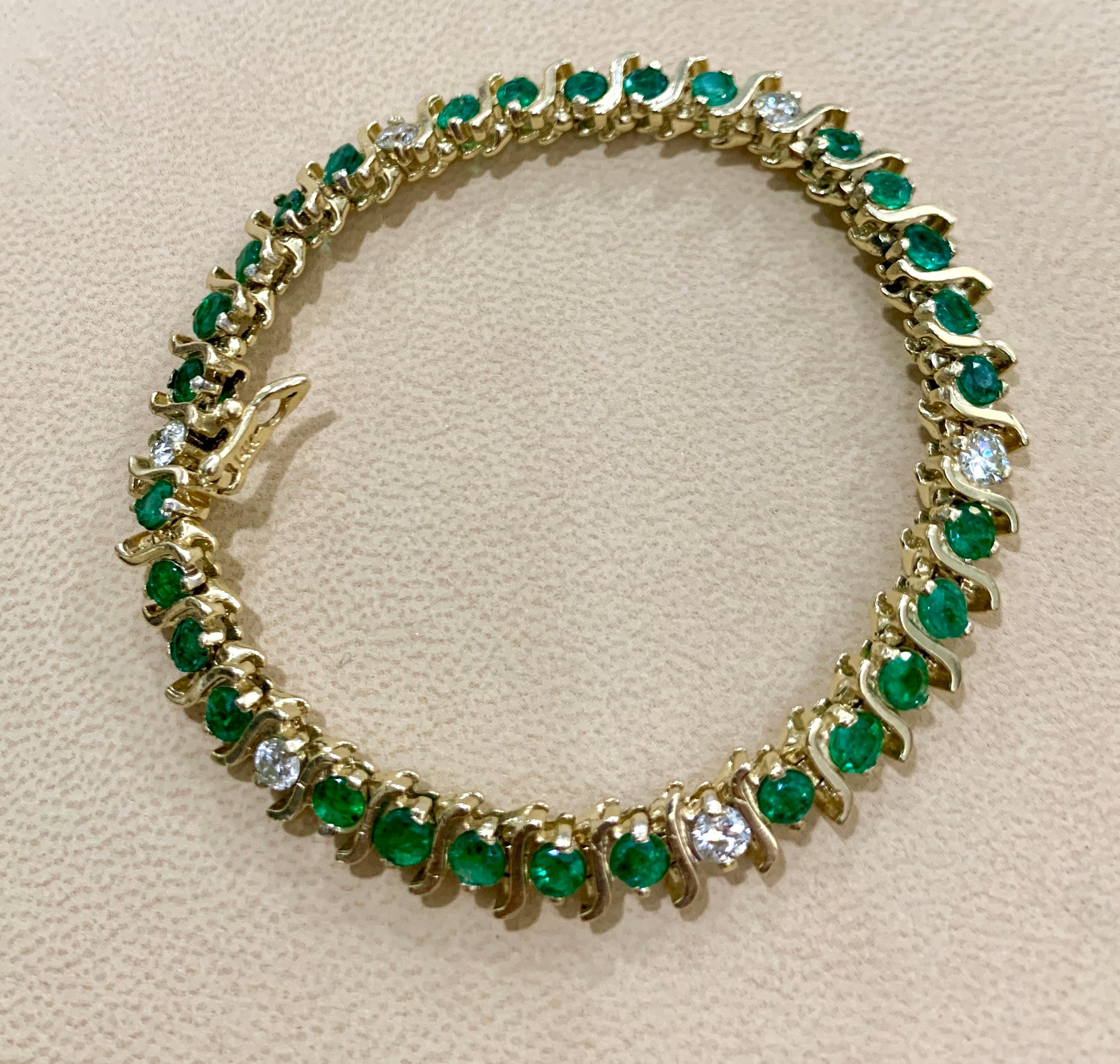 6 Carat Emerald & 1.5 Carat Diamond Tennis Bracelet 14 Karat Yellow Gold S-Shape For Sale 1