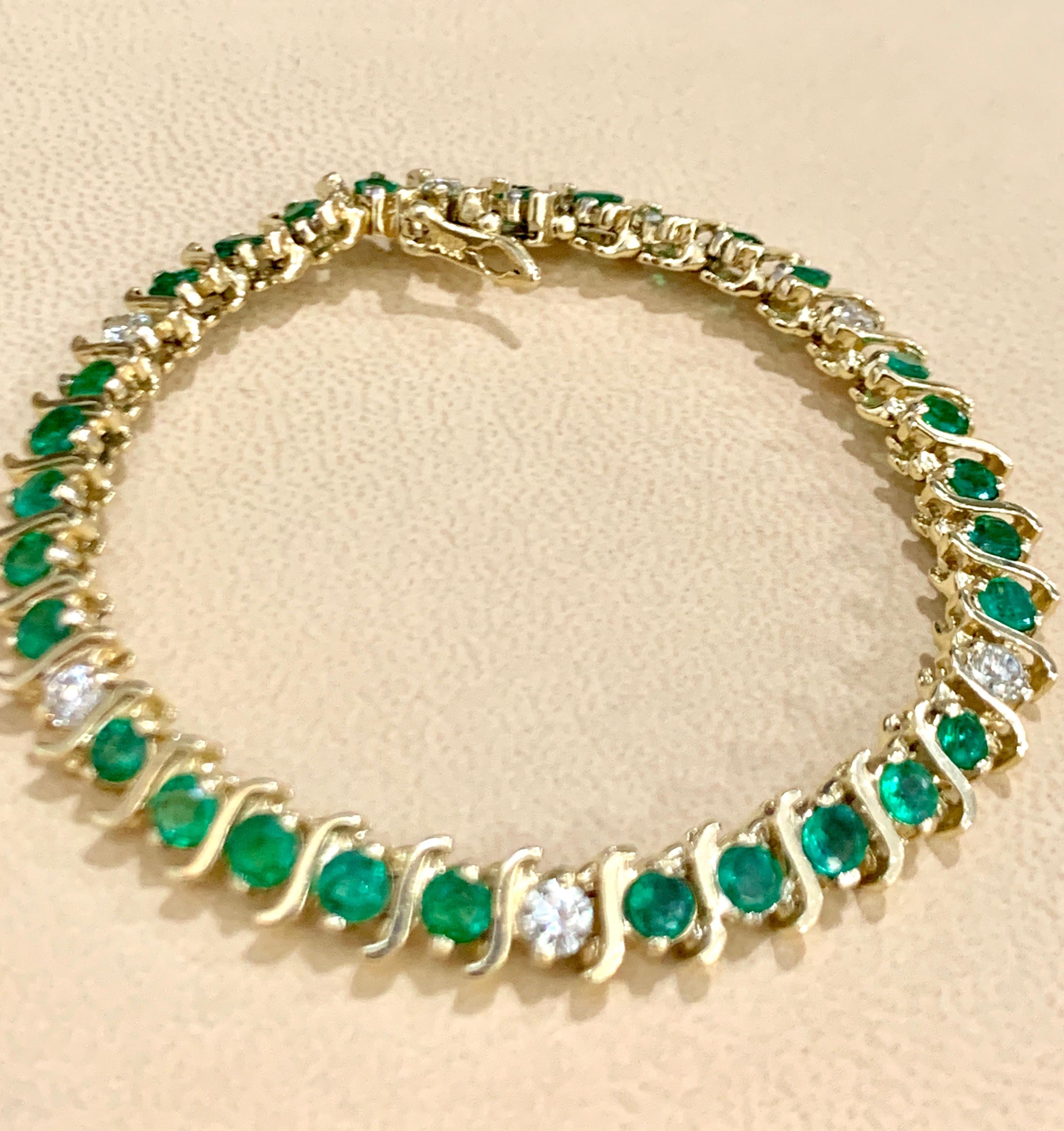6 Carat Emerald & 1.5 Carat Diamond Tennis Bracelet 14 Karat Yellow Gold S-Shape For Sale 2