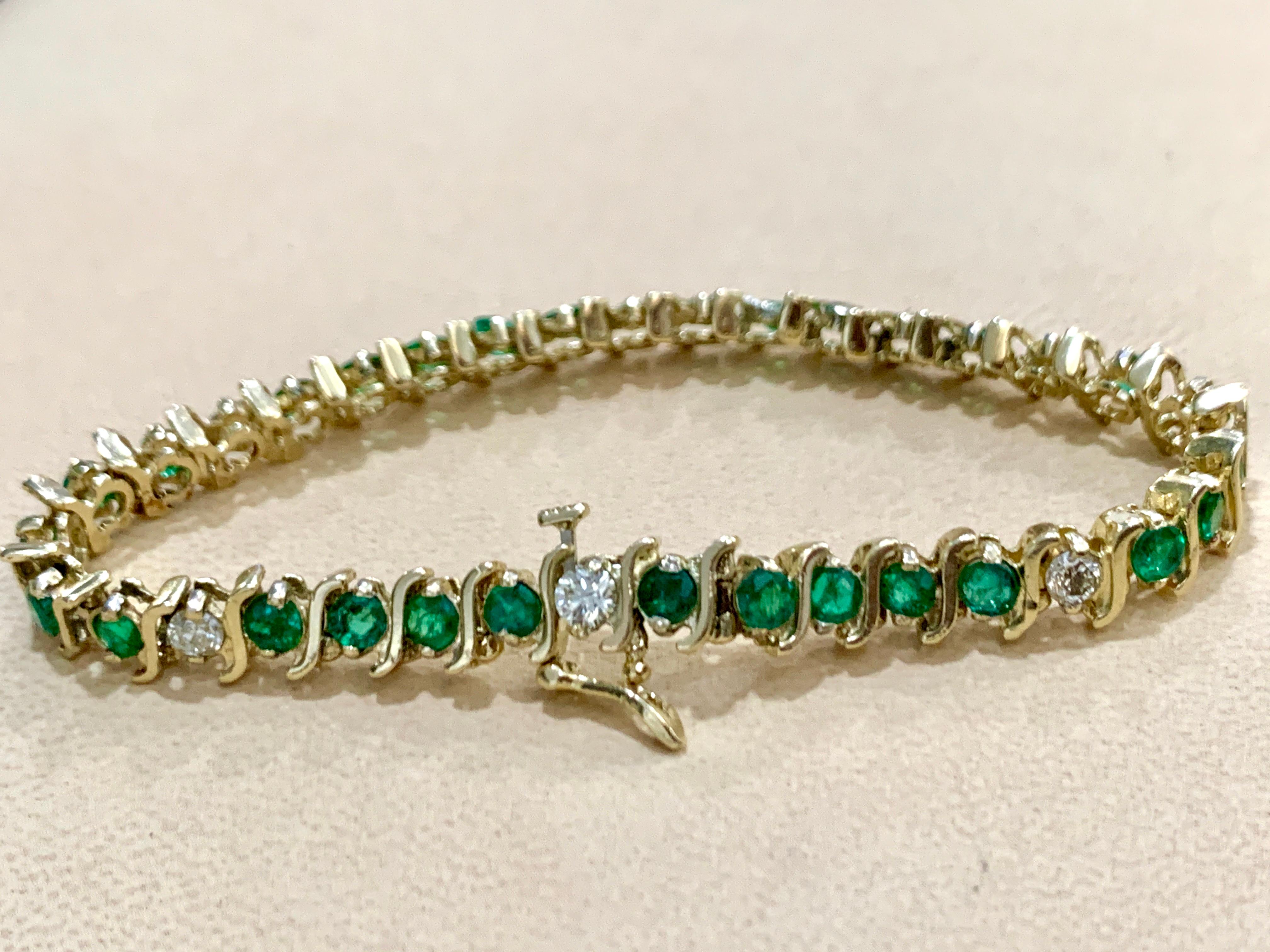 6 Carat Emerald & 1.5 Carat Diamond Tennis Bracelet 14 Karat Yellow Gold S-Shape For Sale 4