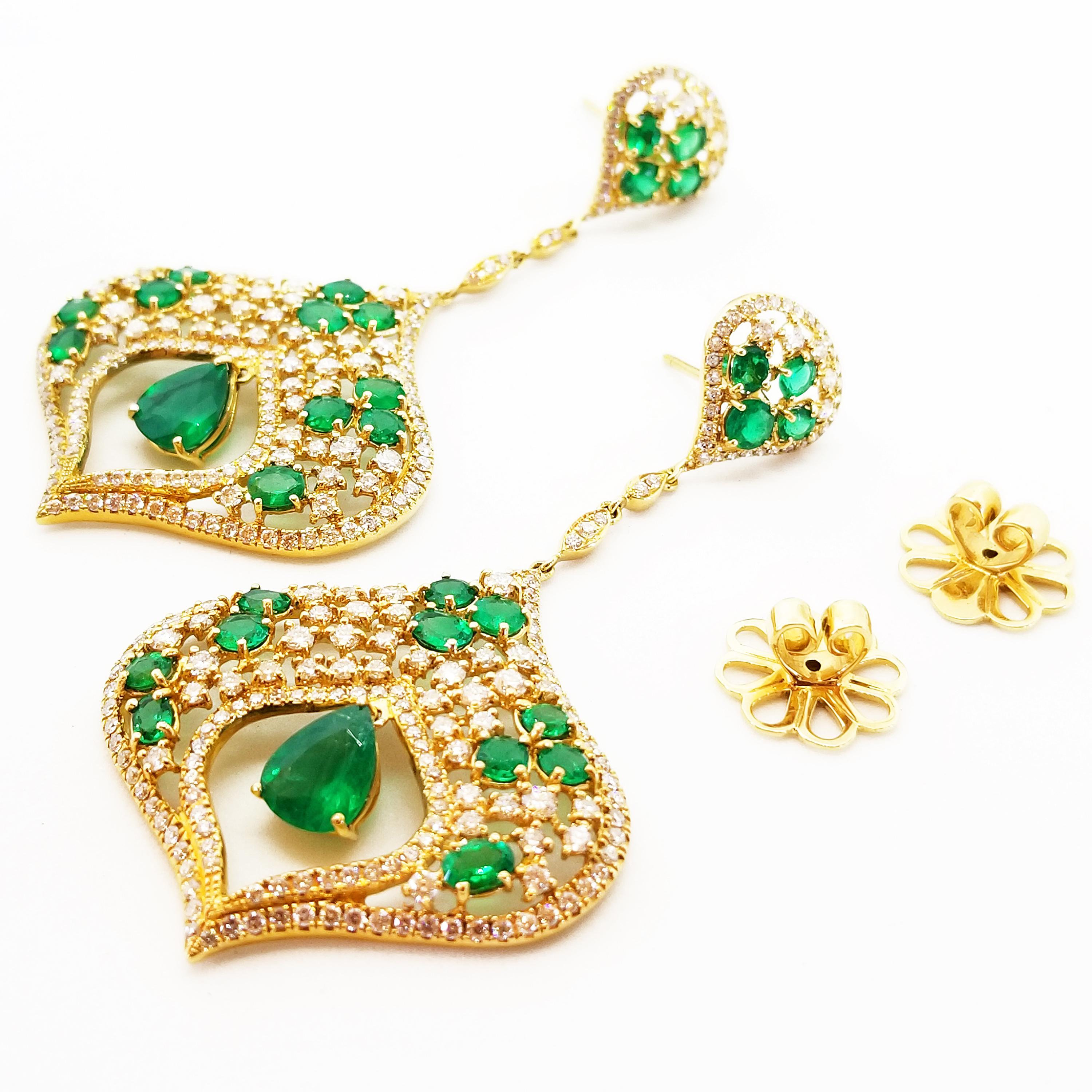6 Carat Emerald 4.2 Carat Diamond Red Carpet Statement Drop Earrings Yellow Gold For Sale 4