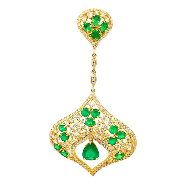 Contemporary 6 Carat Emerald 4.2 Carat Diamond Red Carpet Statement Drop Earrings Yellow Gold For Sale