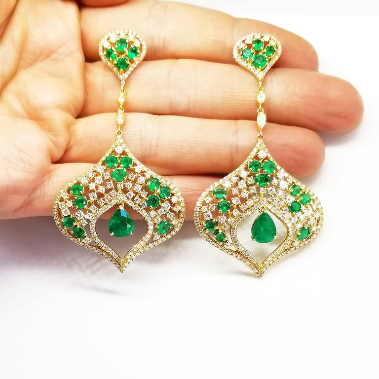 Pear Cut 6 Carat Emerald 4.2 Carat Diamond Red Carpet Statement Drop Earrings Yellow Gold For Sale