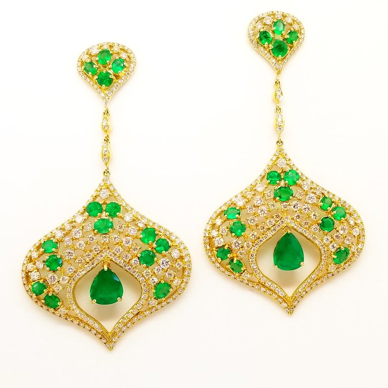 6 Carat Emerald 4.2 Carat Diamond Red Carpet Statement Drop Earrings Yellow Gold In New Condition For Sale In Lambertville , NJ