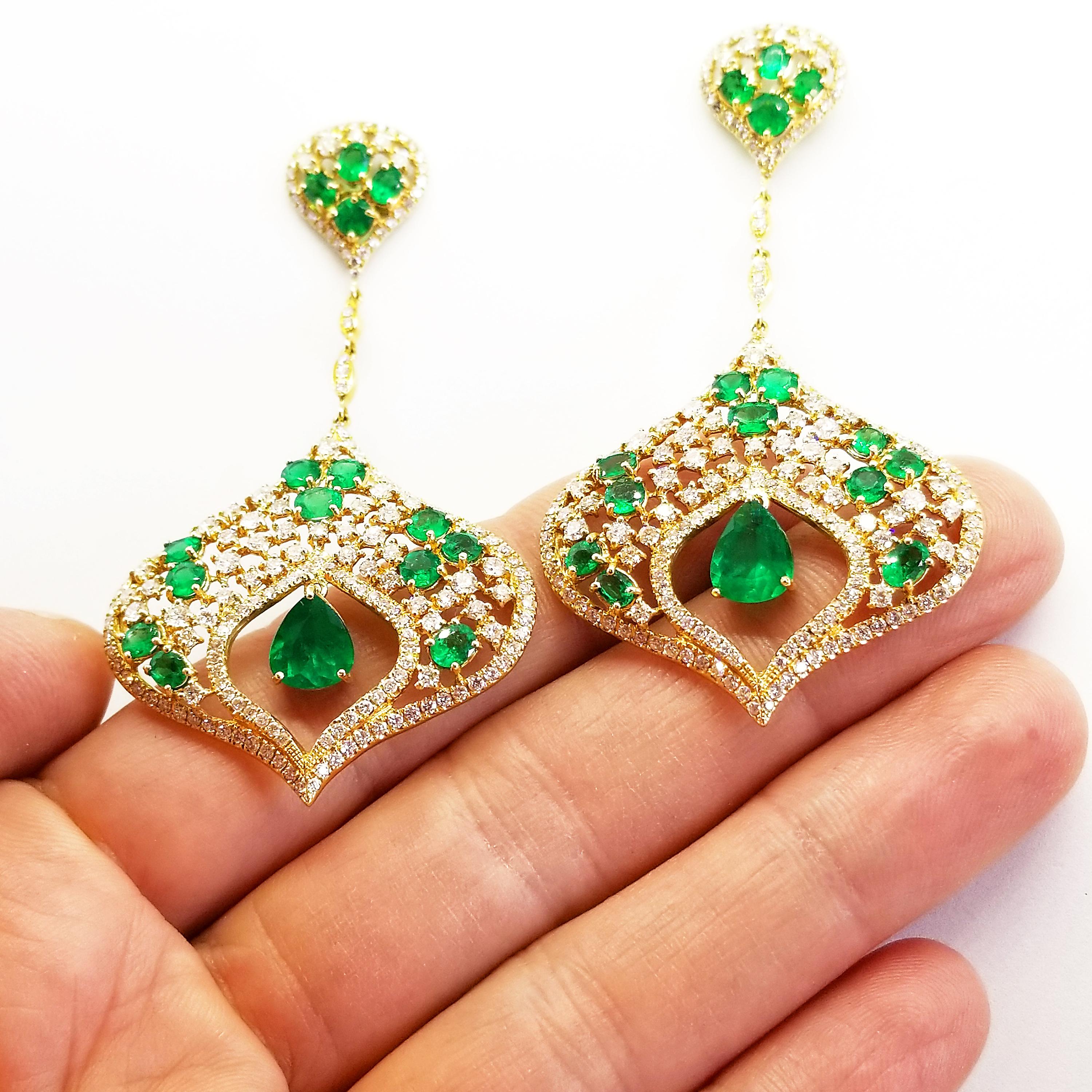 6 Karat Smaragd 4,2 Karat Diamant Roter Teppich Statement-Tropfen-Ohrringe Gelbgold Damen im Angebot