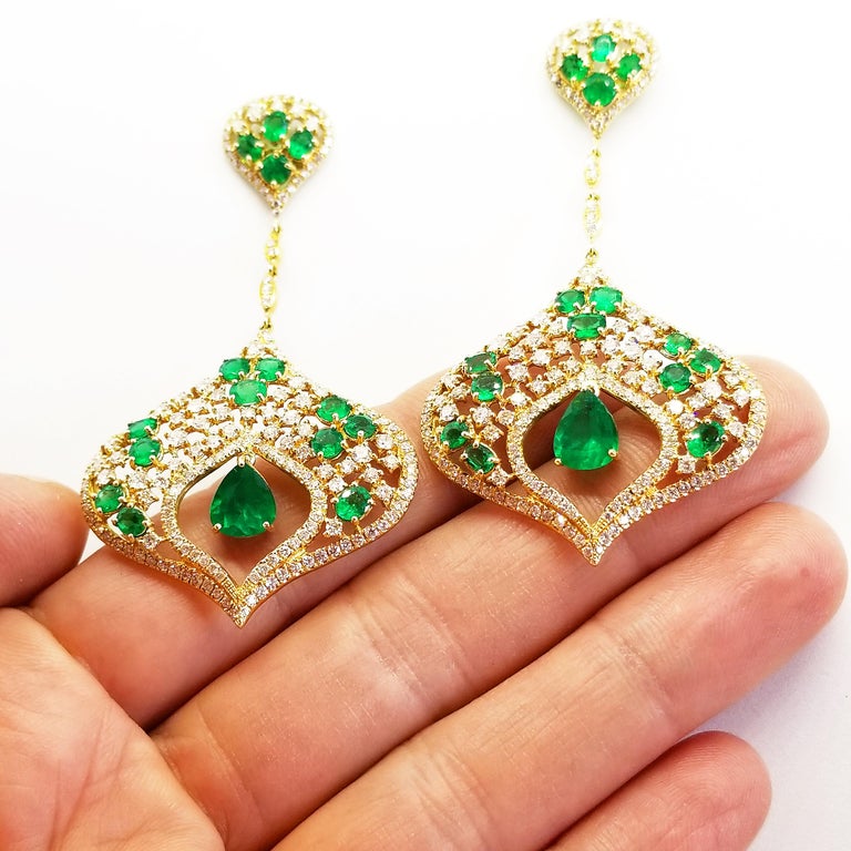 Women's 6 Carat Emerald 4.2 Carat Diamond Red Carpet Statement Drop Earrings Yellow Gold For Sale