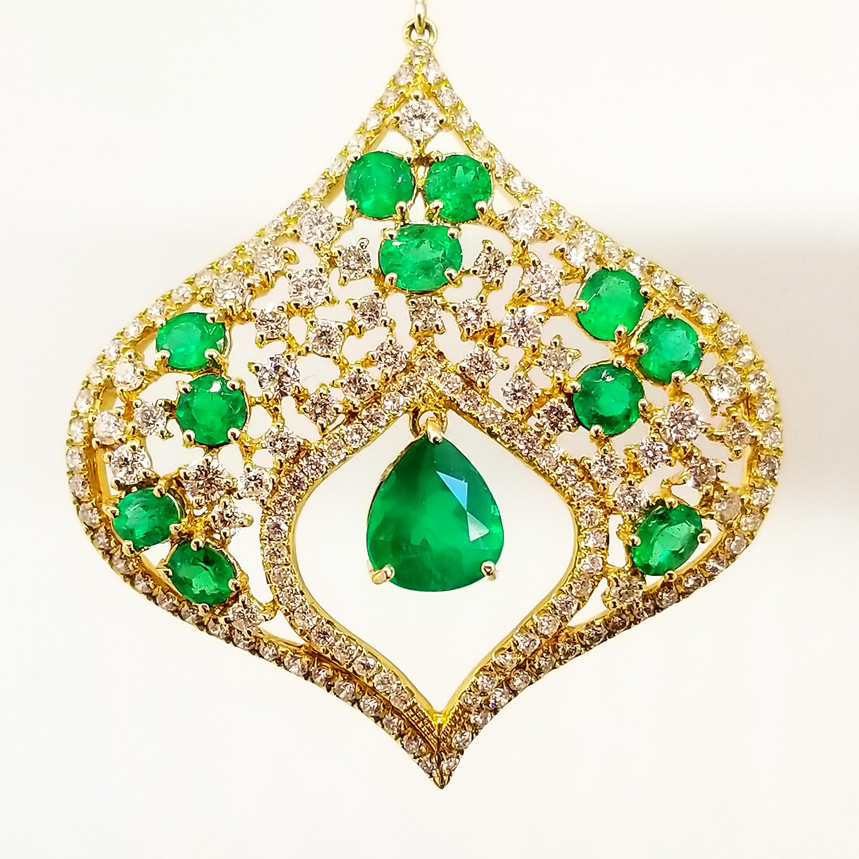 Boucles d'oreilles pendantes en or jaune avec émeraude de 6 carats et diamants de 4,2 carats, décoration tapis rouge en vente 1