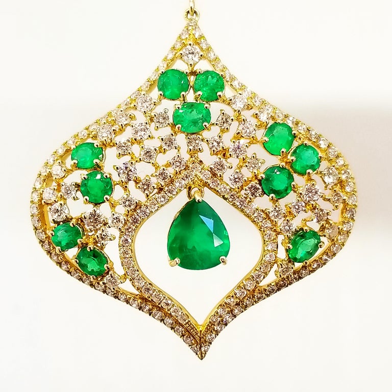 6 Carat Emerald 4.2 Carat Diamond Red Carpet Statement Drop Earrings Yellow Gold For Sale 1